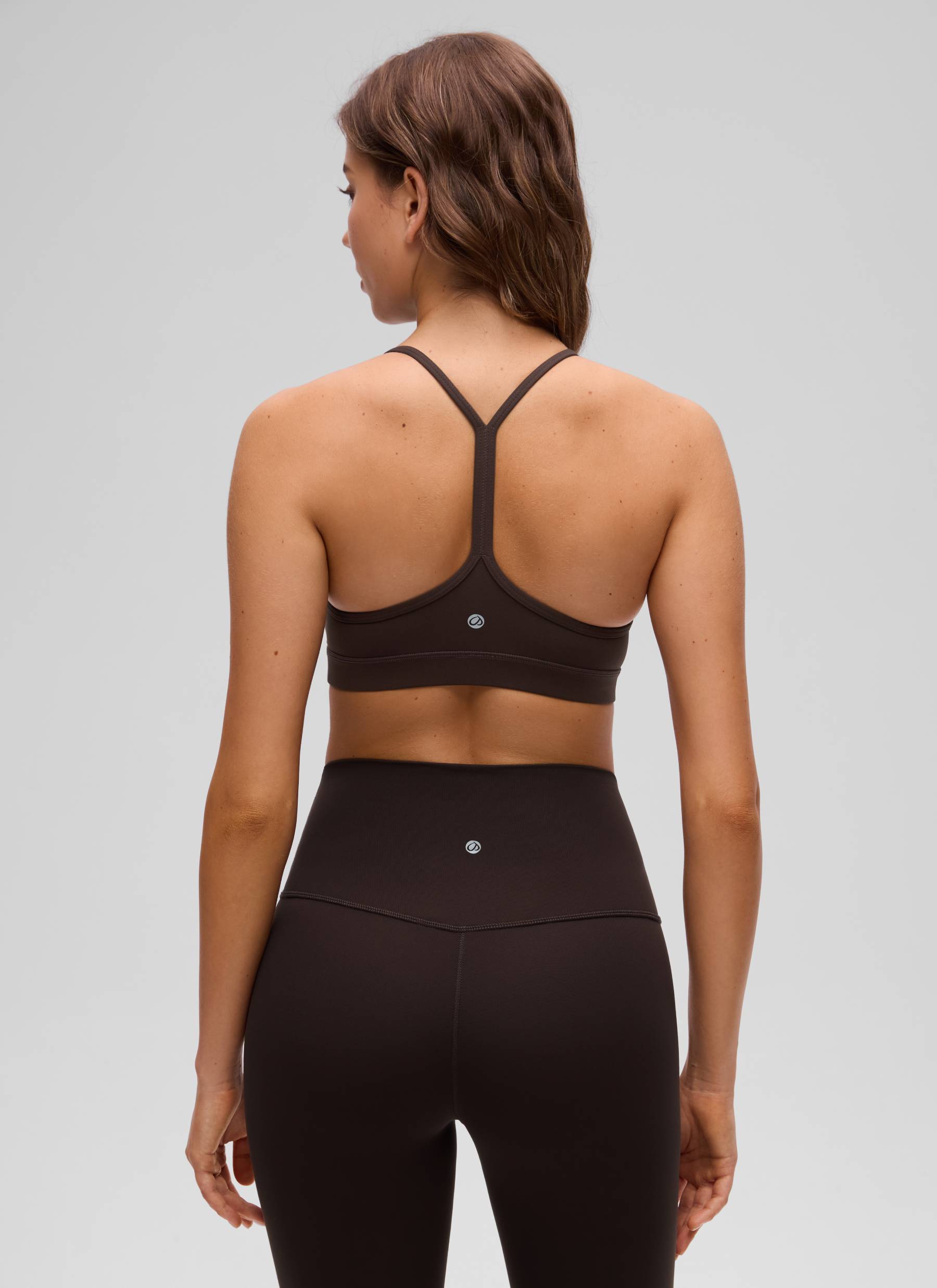 CRZ YOGA Bra Olahraga Yoga Wanita dengan Dukungan Ringan, Model " Butterluxe ", Punggung Berbentuk Y, Warna Hot Fudge Brown