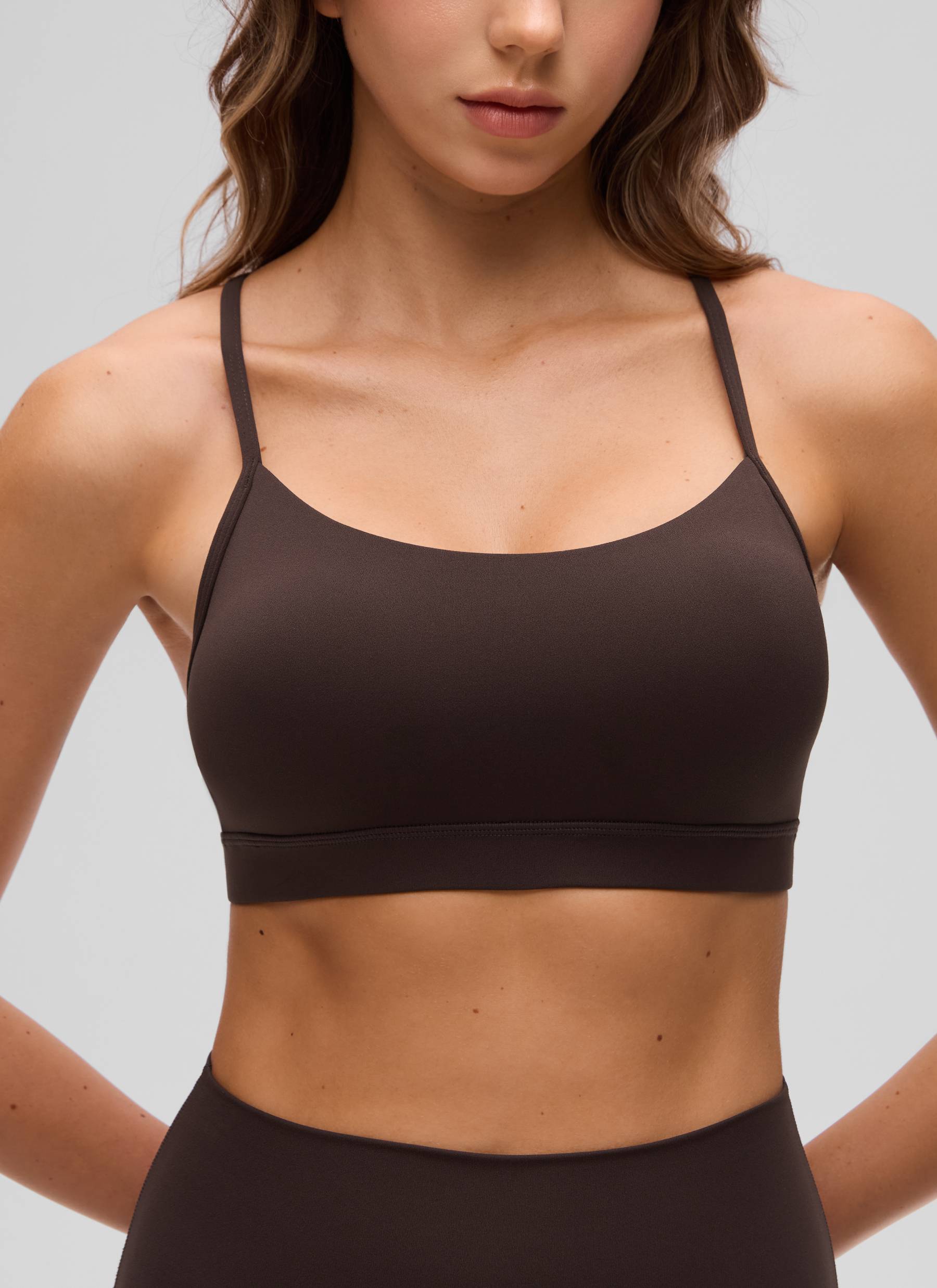 CRZ YOGA Bra Olahraga Yoga Wanita dengan Dukungan Ringan, Model " Butterluxe ", Punggung Berbentuk Y, Warna Hot Fudge Brown
