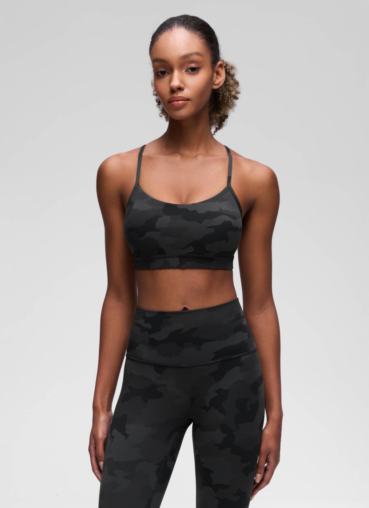 CRZ YOGA Bra Olahraga Yoga Wanita dengan Dukungan Ringan, Model " Butterluxe ", Punggung Y, Motif Kamuflase Abu-abu Gelap 2