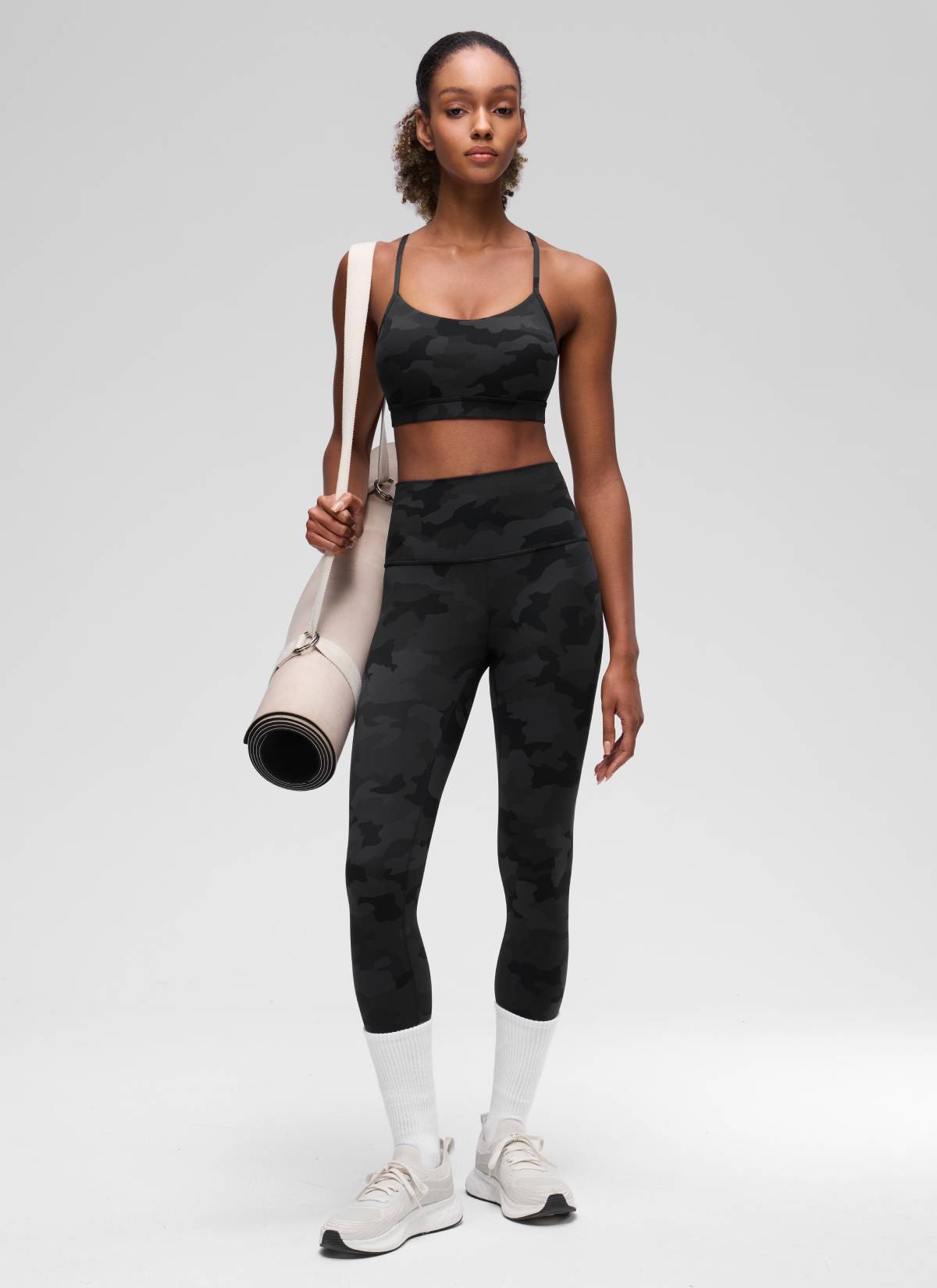 CRZ YOGA Bra Olahraga Yoga Wanita dengan Dukungan Ringan, Model " Butterluxe ", Punggung Y, Motif Kamuflase Abu-abu Gelap 2