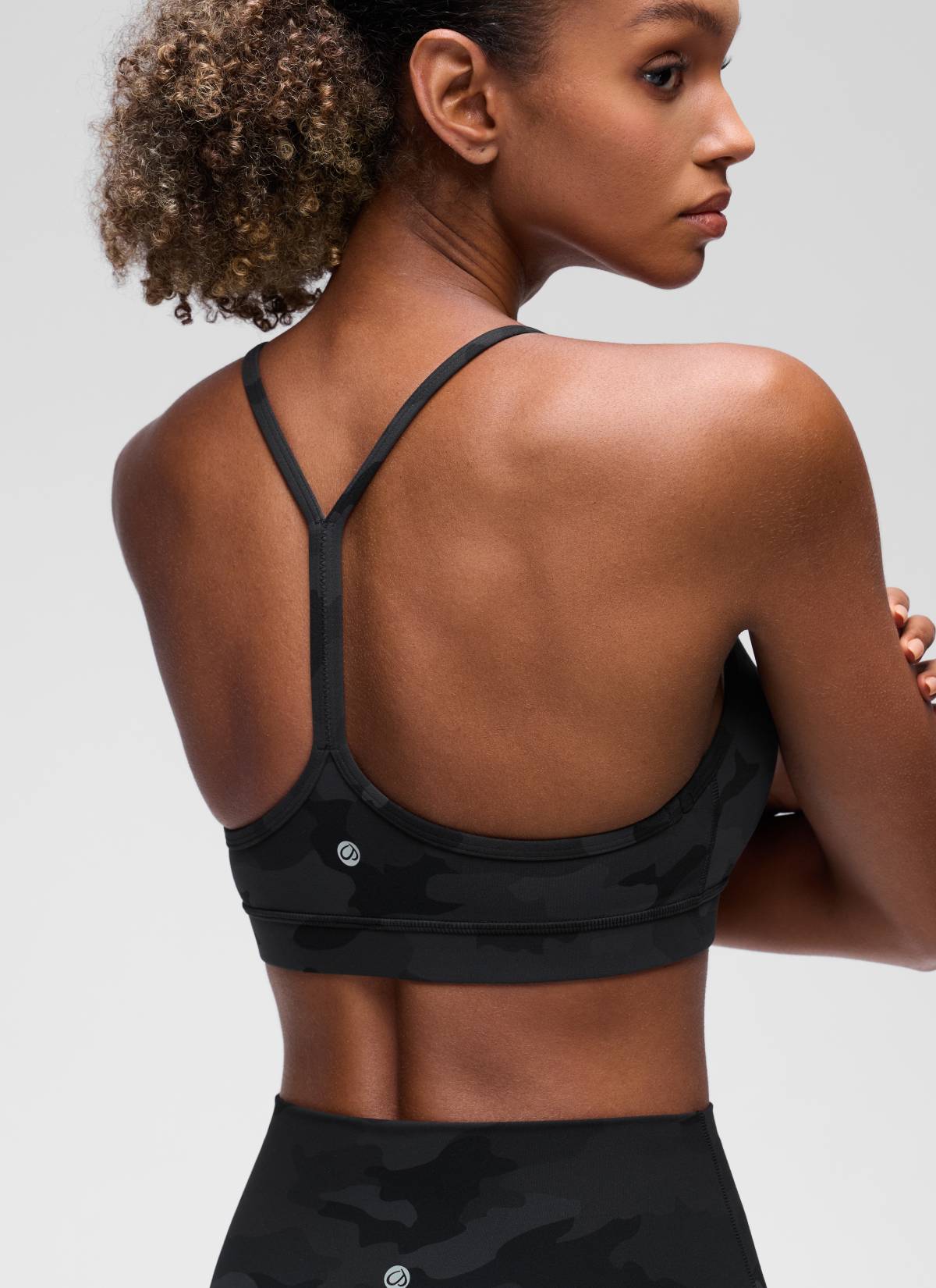 CRZ YOGA Bra Olahraga Yoga Wanita dengan Dukungan Ringan, Model " Butterluxe ", Punggung Y, Motif Kamuflase Abu-abu Gelap 2