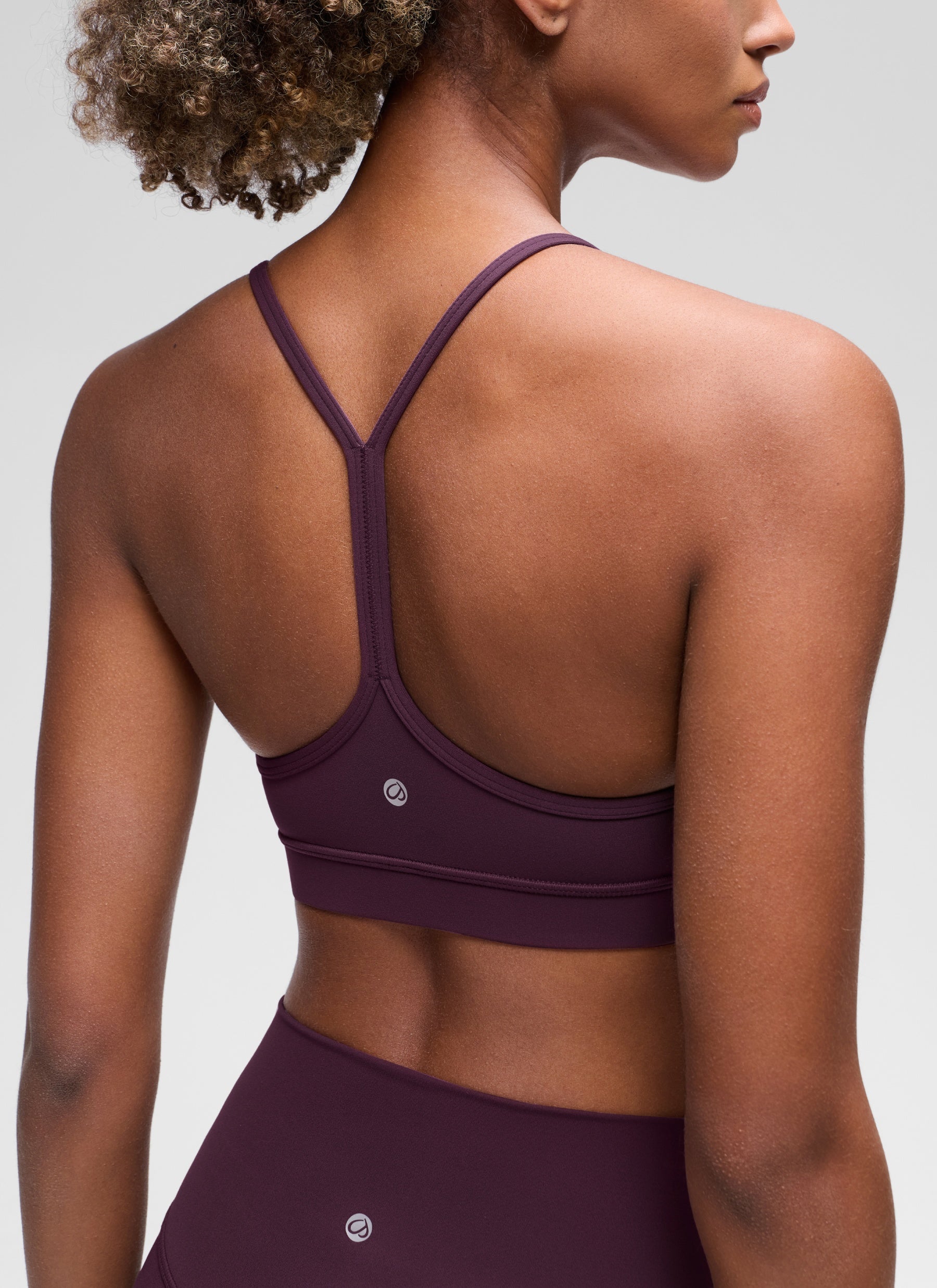 CRZ YOGA Bra Olahraga Yoga Wanita dengan Dukungan Ringan, Model " Butterluxe ", Punggung Berbentuk Y, Warna Ungu Tua