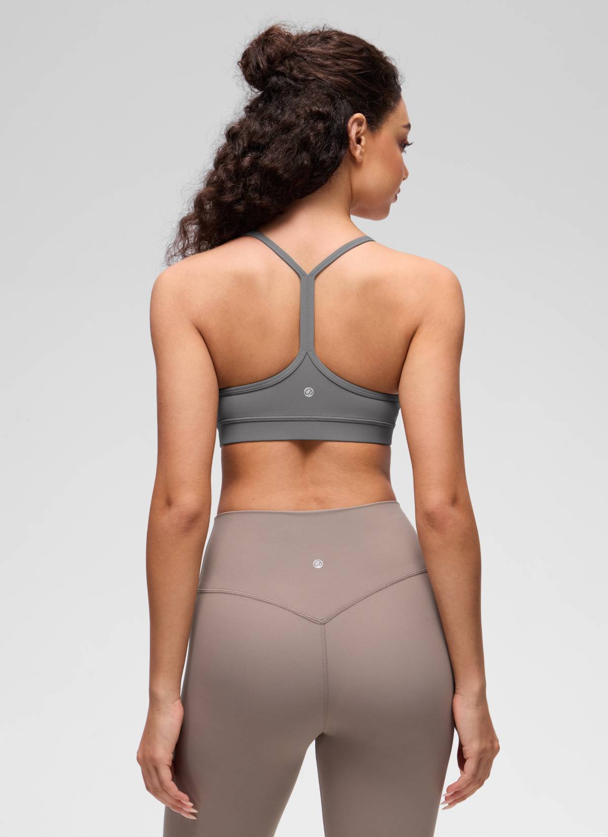 CRZ YOGA Bra Olahraga Yoga Wanita dengan Dukungan Ringan, Model " Butterluxe ", Punggung Y, Warna Abu-abu Muda