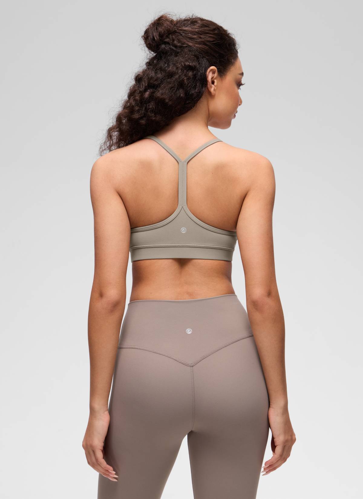 CRZ YOGA Bra Olahraga Yoga Wanita dengan Dukungan Ringan, Model " Butterluxe ", Punggung Berbentuk Y, Warna Abu-abu Hangat
