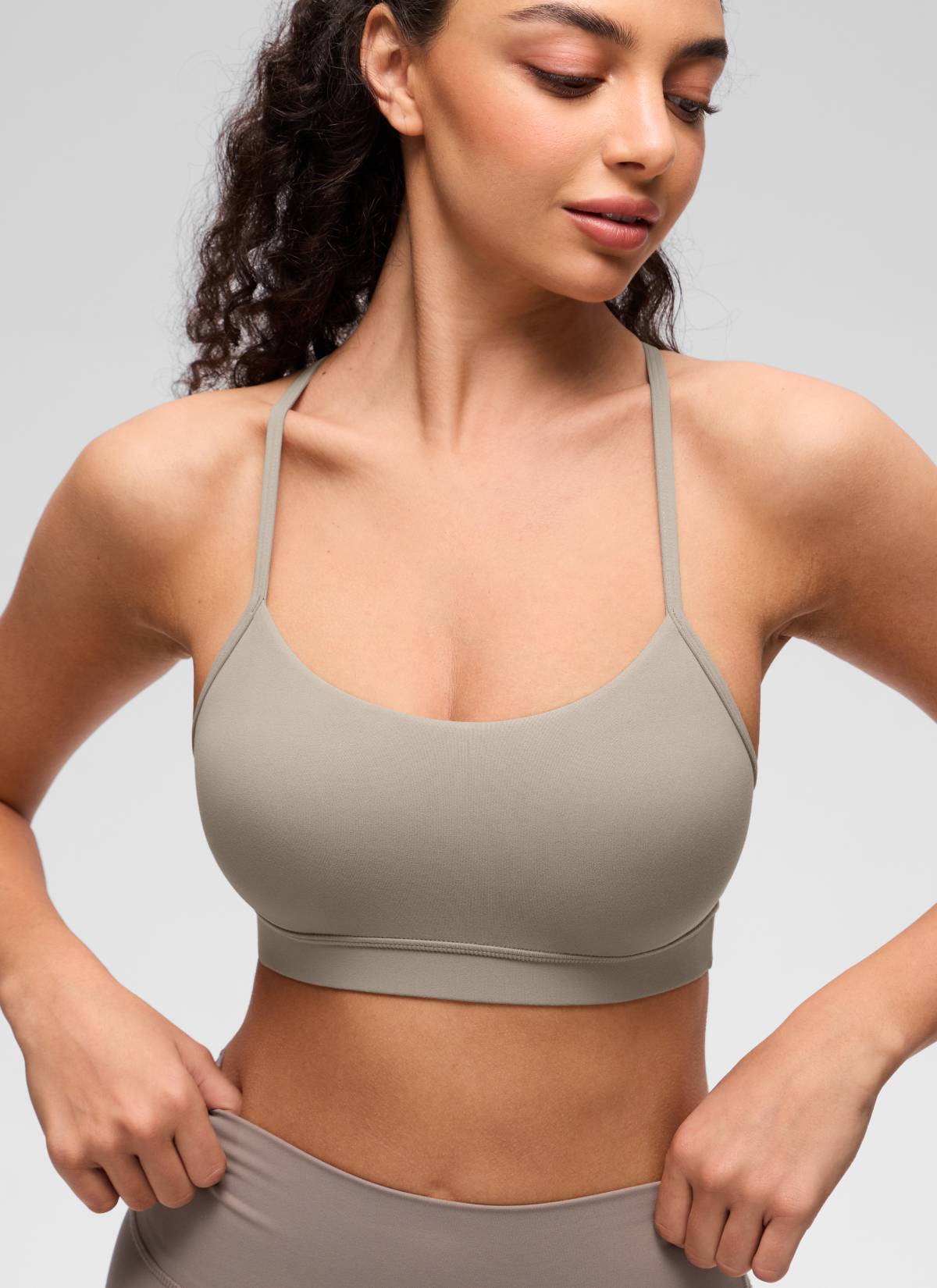 CRZ YOGA Bra Olahraga Yoga Wanita dengan Dukungan Ringan, Model " Butterluxe ", Punggung Berbentuk Y, Warna Abu-abu Hangat