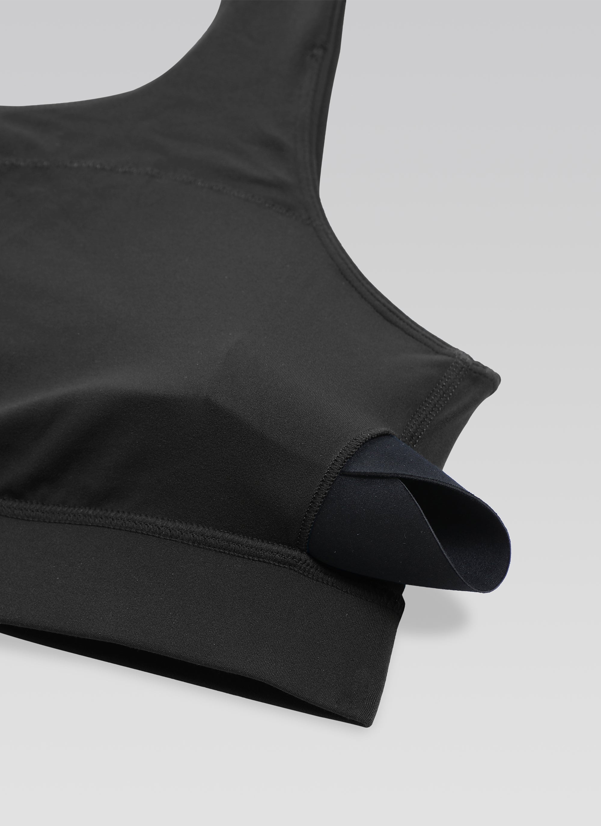 CRZ YOGA Butterluxe Bra Olahraga Wanita Satu Bahu Asimetris dengan Bantalan, Warna Hitam