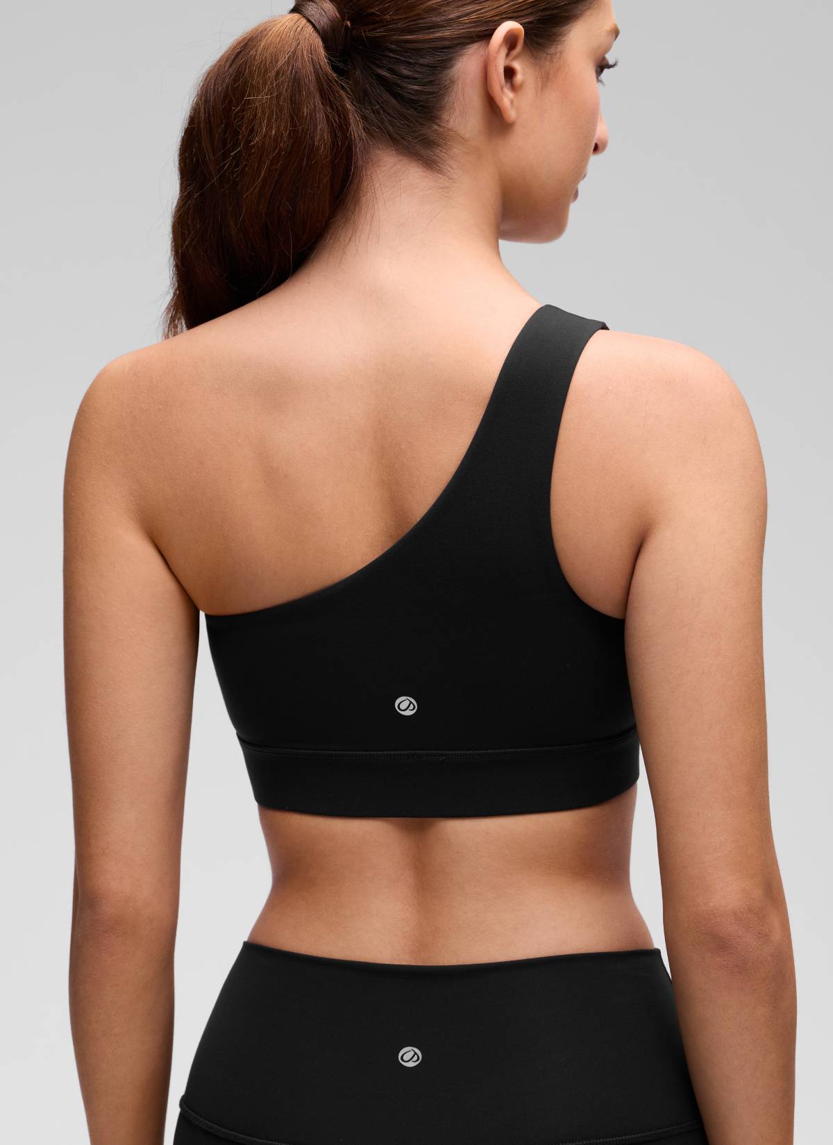 CRZ YOGA Butterluxe Bra Olahraga Wanita Satu Bahu Asimetris dengan Bantalan, Warna Hitam