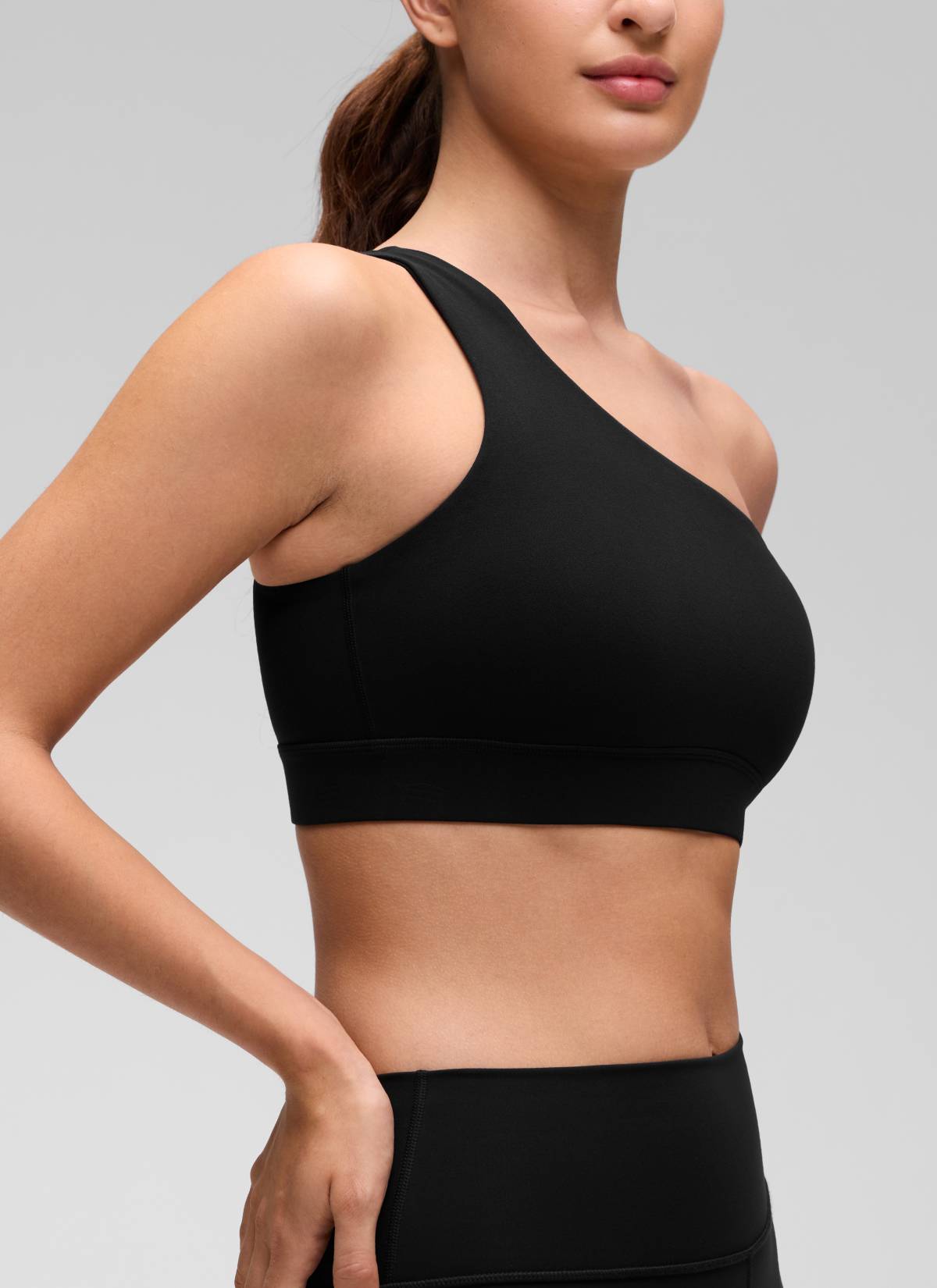 CRZ YOGA Butterluxe Bra Olahraga Wanita Satu Bahu Asimetris dengan Bantalan, Warna Hitam