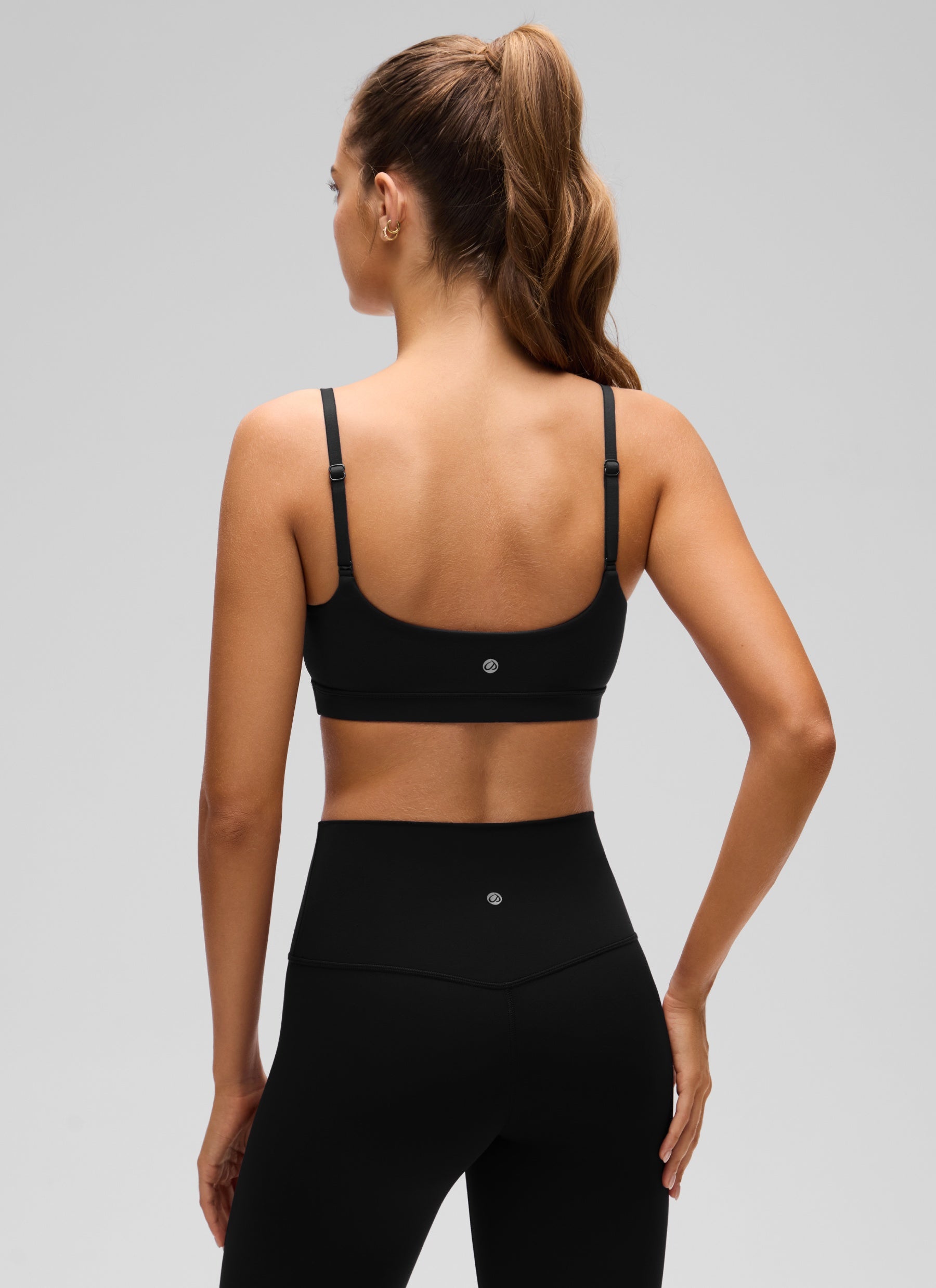 CRZ YOGA Bra Wanita dengan Leher Bulat dan Tali Spaghetti yang Dapat Disesuaikan, Model " Butterluxe ", Warna Hitam