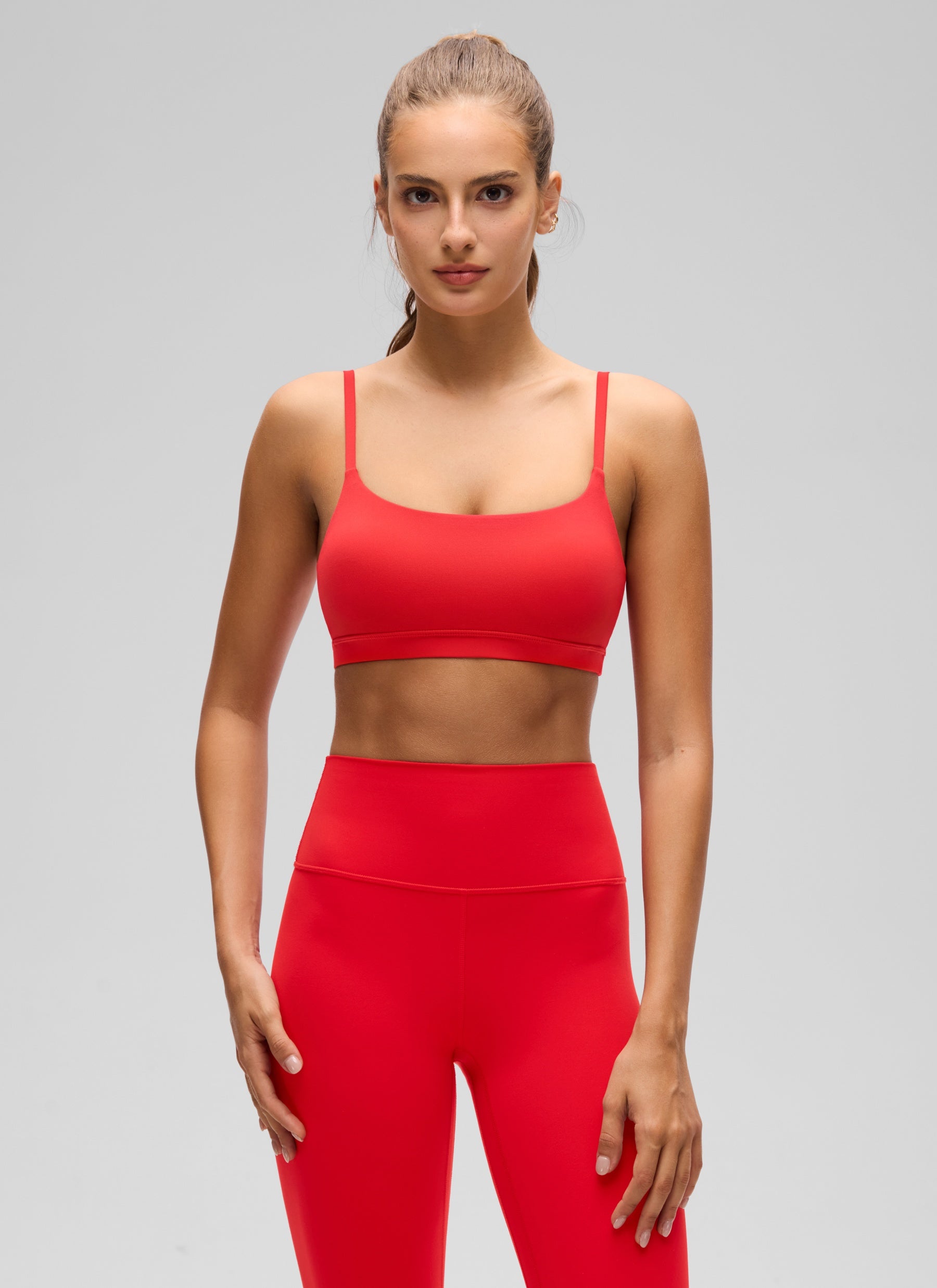CRZ YOGA Bra Wanita dengan Tali Spaghetti yang Dapat Disesuaikan dan Leher Bulat, Model " Butterluxe ", Warna Merah Tua