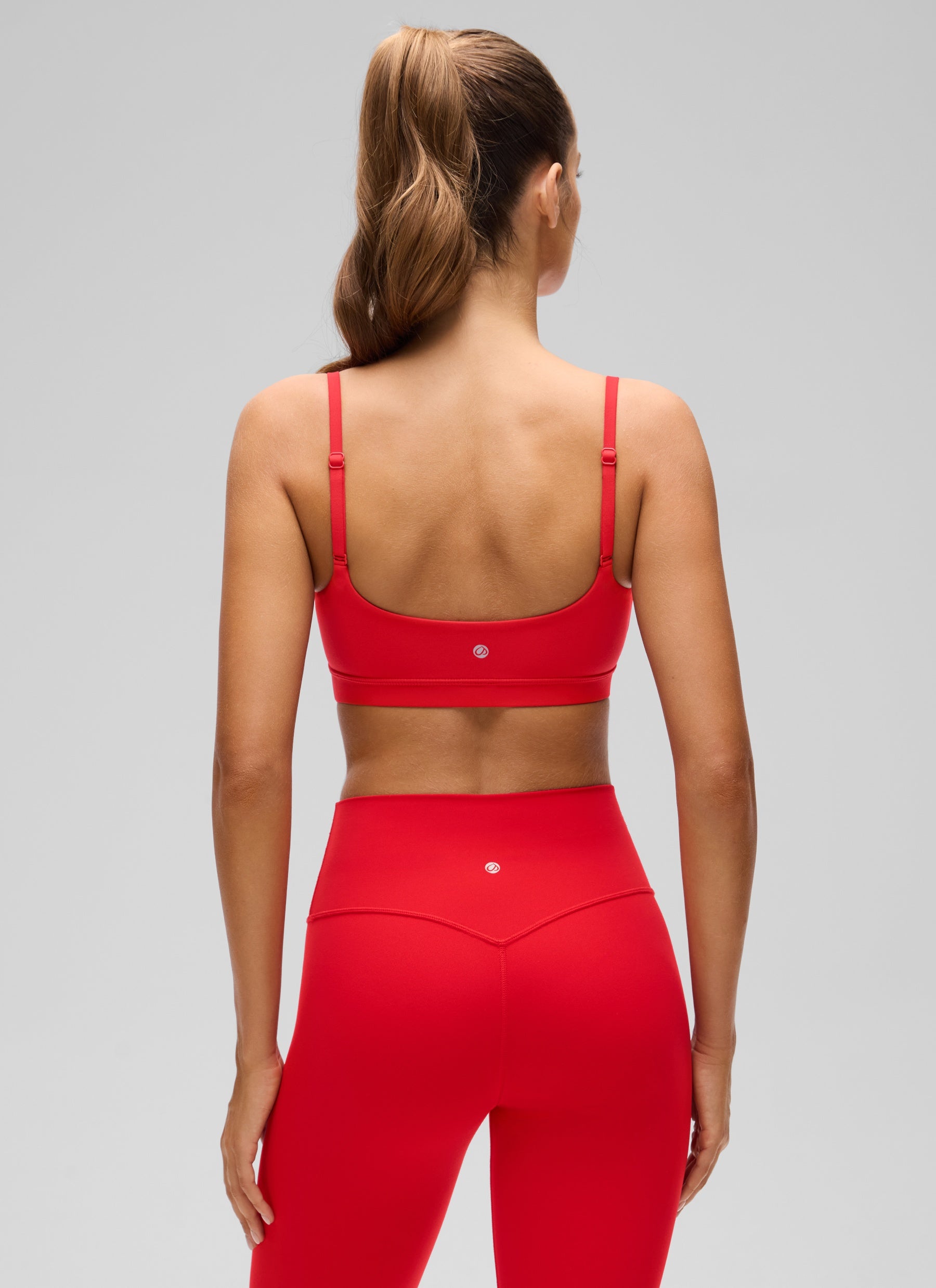 CRZ YOGA Bra Wanita dengan Tali Spaghetti yang Dapat Disesuaikan dan Leher Bulat, Model " Butterluxe ", Warna Merah Tua