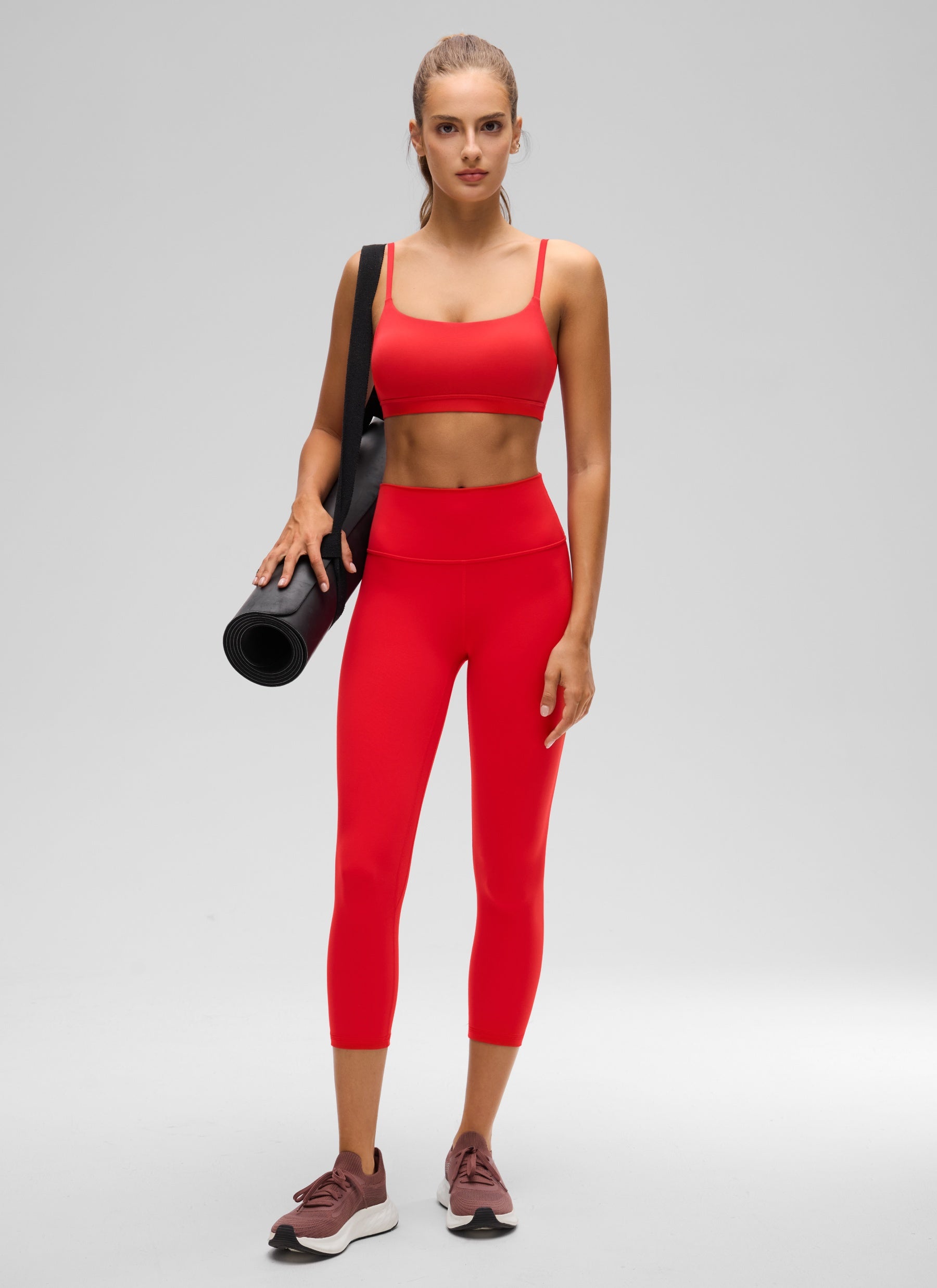 CRZ YOGA Bra Wanita dengan Tali Spaghetti yang Dapat Disesuaikan dan Leher Bulat, Model " Butterluxe ", Warna Merah Tua