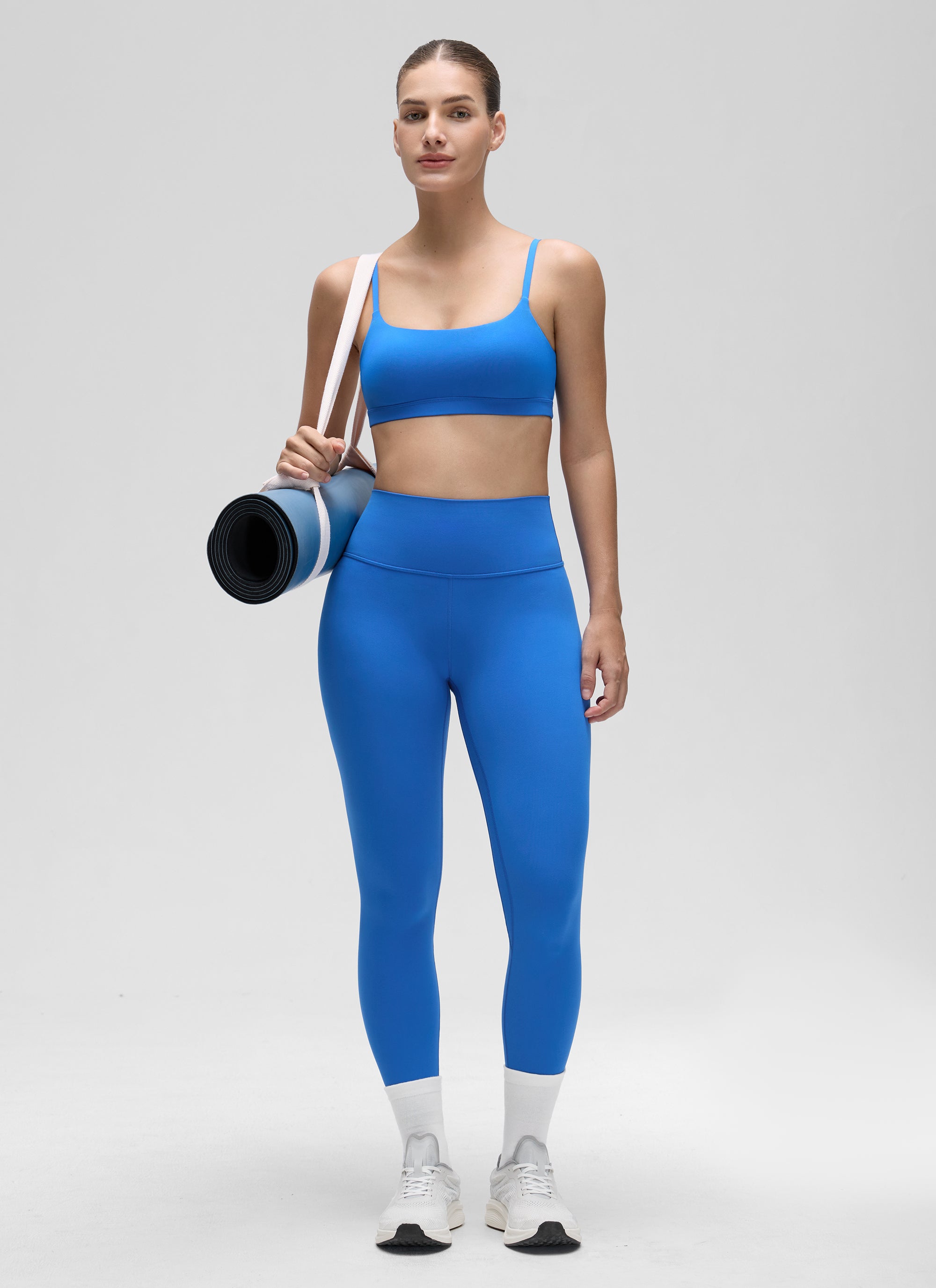 CRZ YOGA Bra Wanita dengan Tali Spaghetti yang Dapat Disesuaikan dan Leher Bulat, Model " Butterluxe ", Warna Biru Berkilau