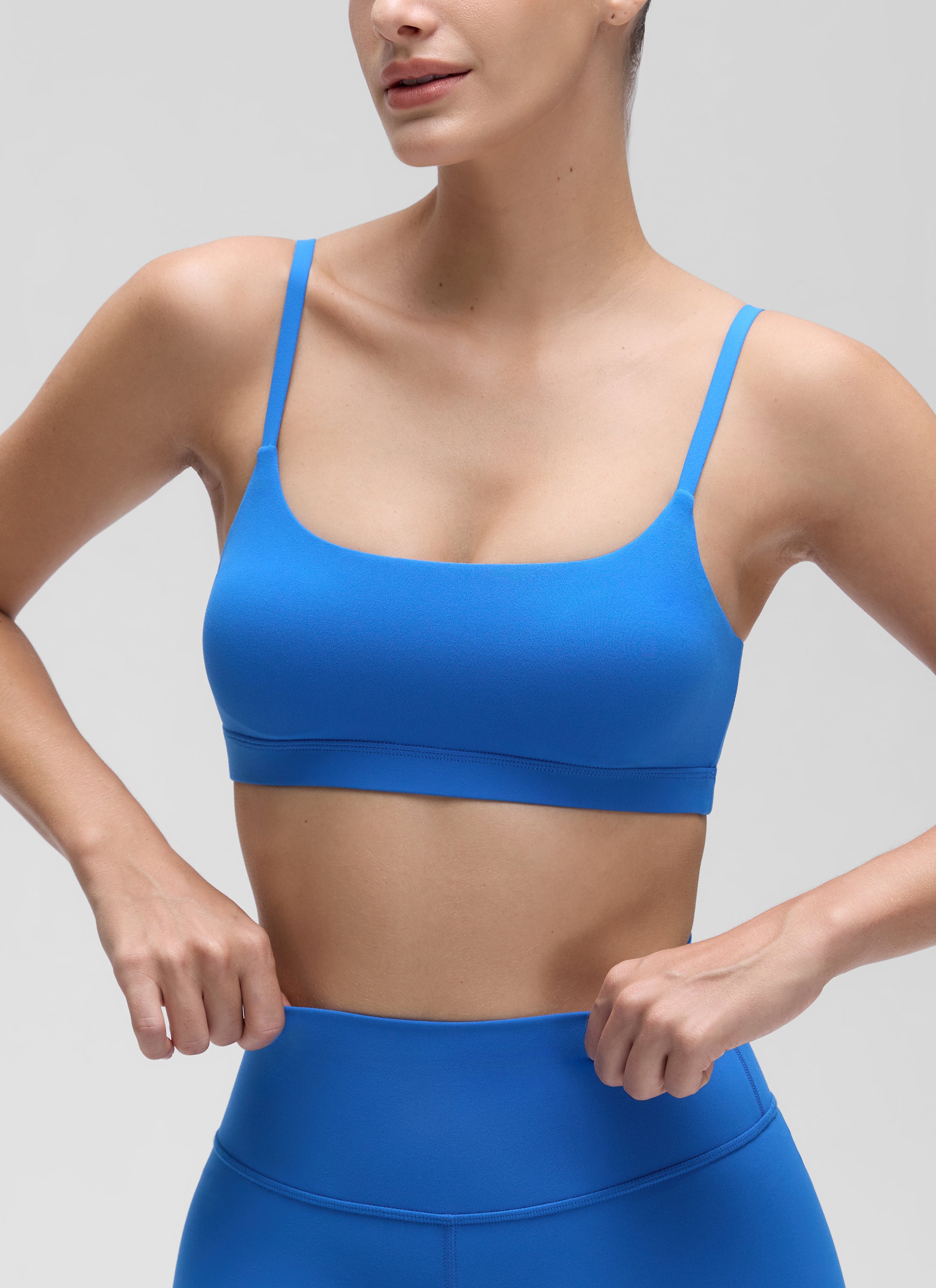 CRZ YOGA Bra Wanita dengan Tali Spaghetti yang Dapat Disesuaikan dan Leher Bulat, Model " Butterluxe ", Warna Biru Berkilau