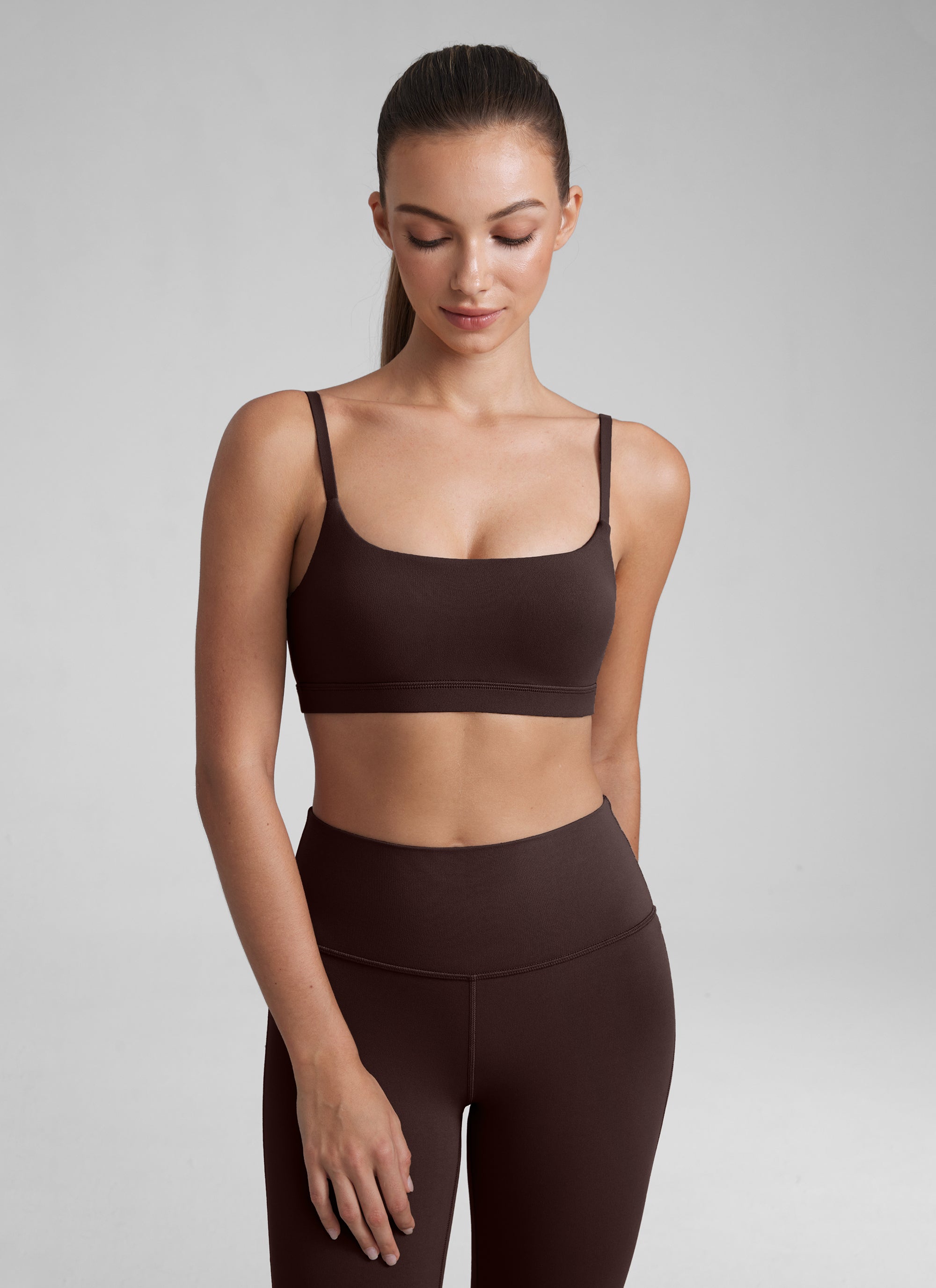 CRZ YOGA Bra Wanita dengan Tali Spaghetti yang Dapat Disesuaikan dan Leher Bulat, Model " Butterluxe ", Warna Hot Fudge Brown