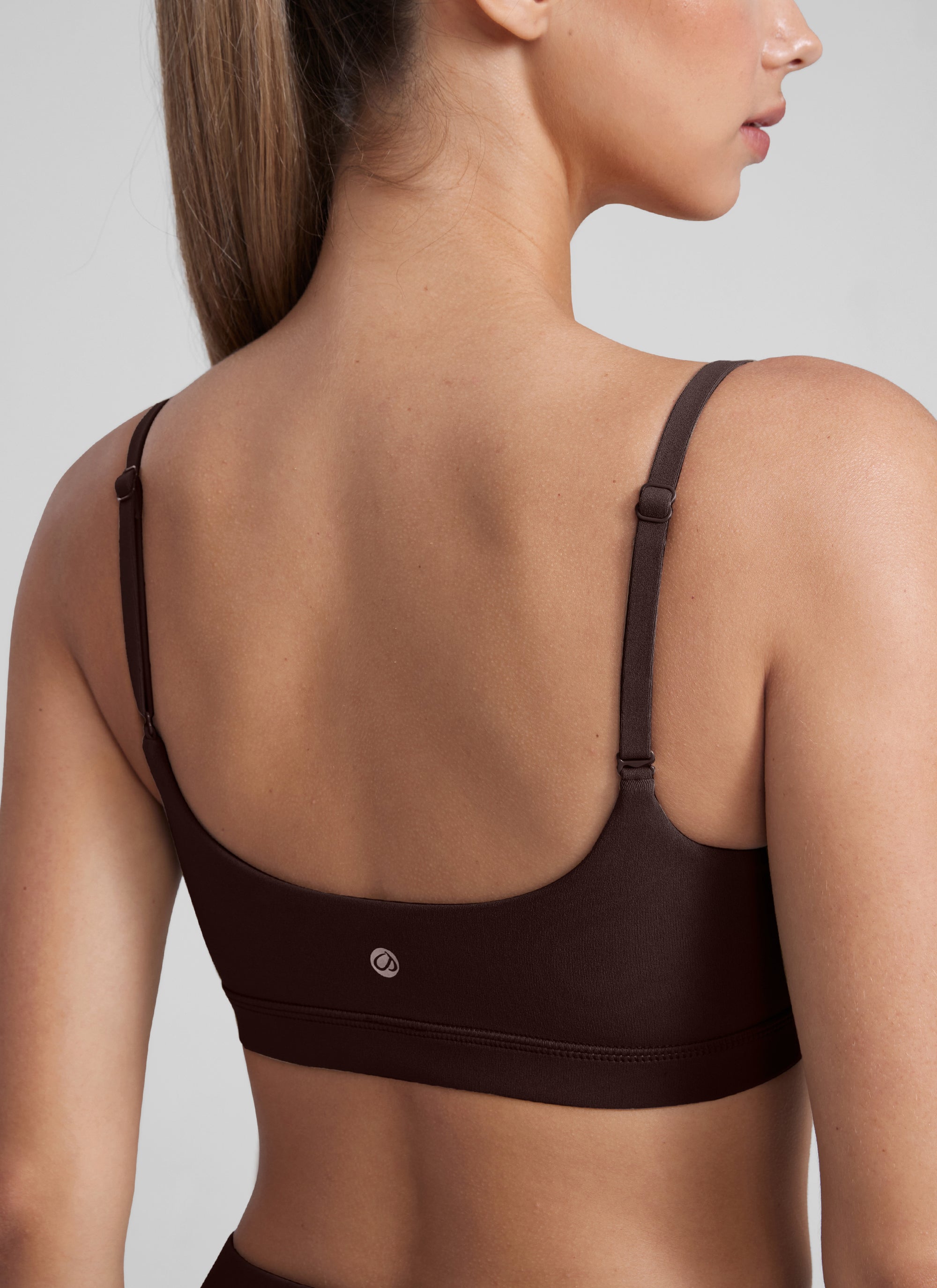CRZ YOGA Bra Wanita dengan Tali Spaghetti yang Dapat Disesuaikan dan Leher Bulat, Model " Butterluxe ", Warna Hot Fudge Brown