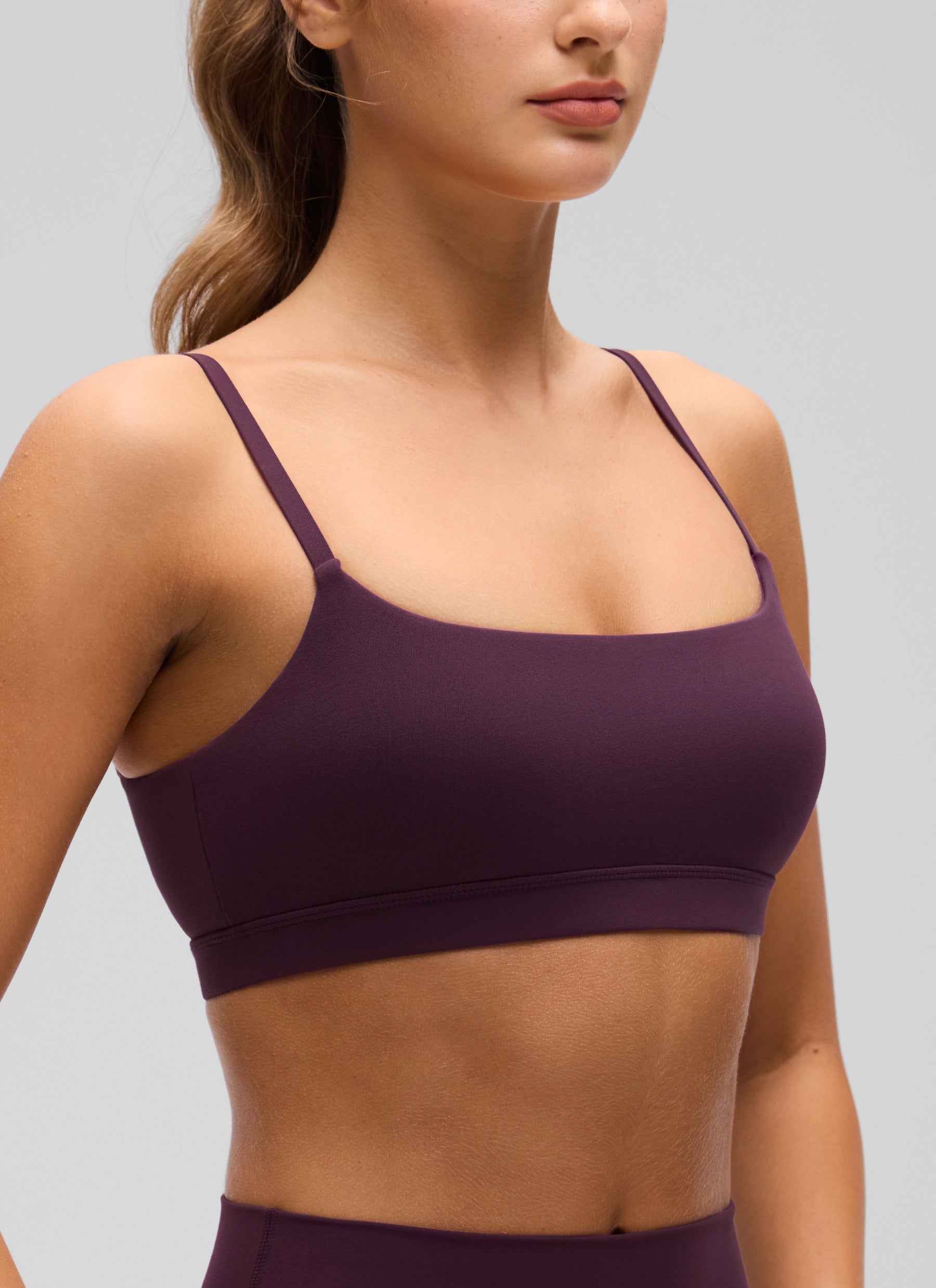 CRZ YOGA Bra Wanita dengan Tali Spaghetti yang Dapat Disesuaikan dan Leher Bulat, Model " Butterluxe ", Warna Ungu Tua
