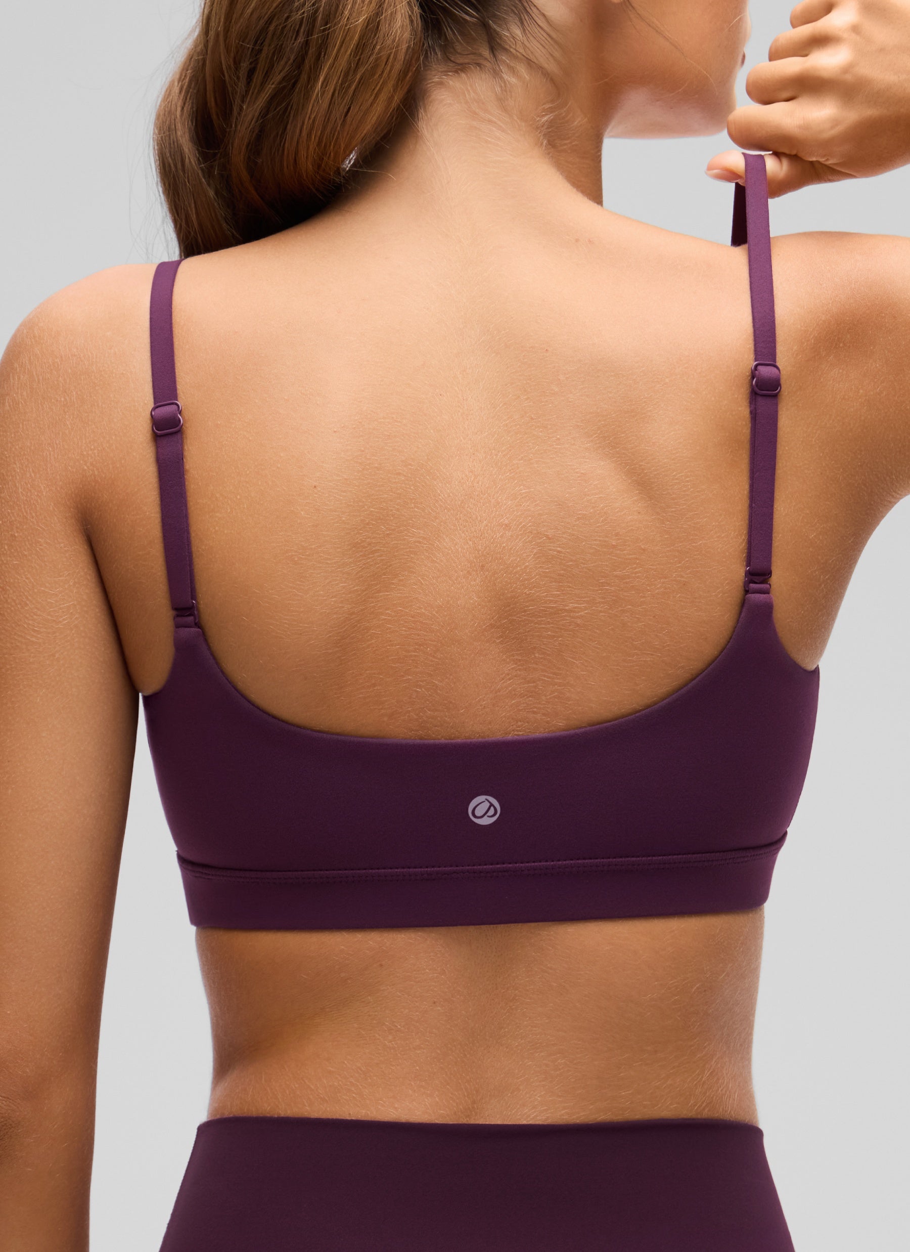 CRZ YOGA Bra Wanita dengan Tali Spaghetti yang Dapat Disesuaikan dan Leher Bulat, Model " Butterluxe ", Warna Ungu Tua