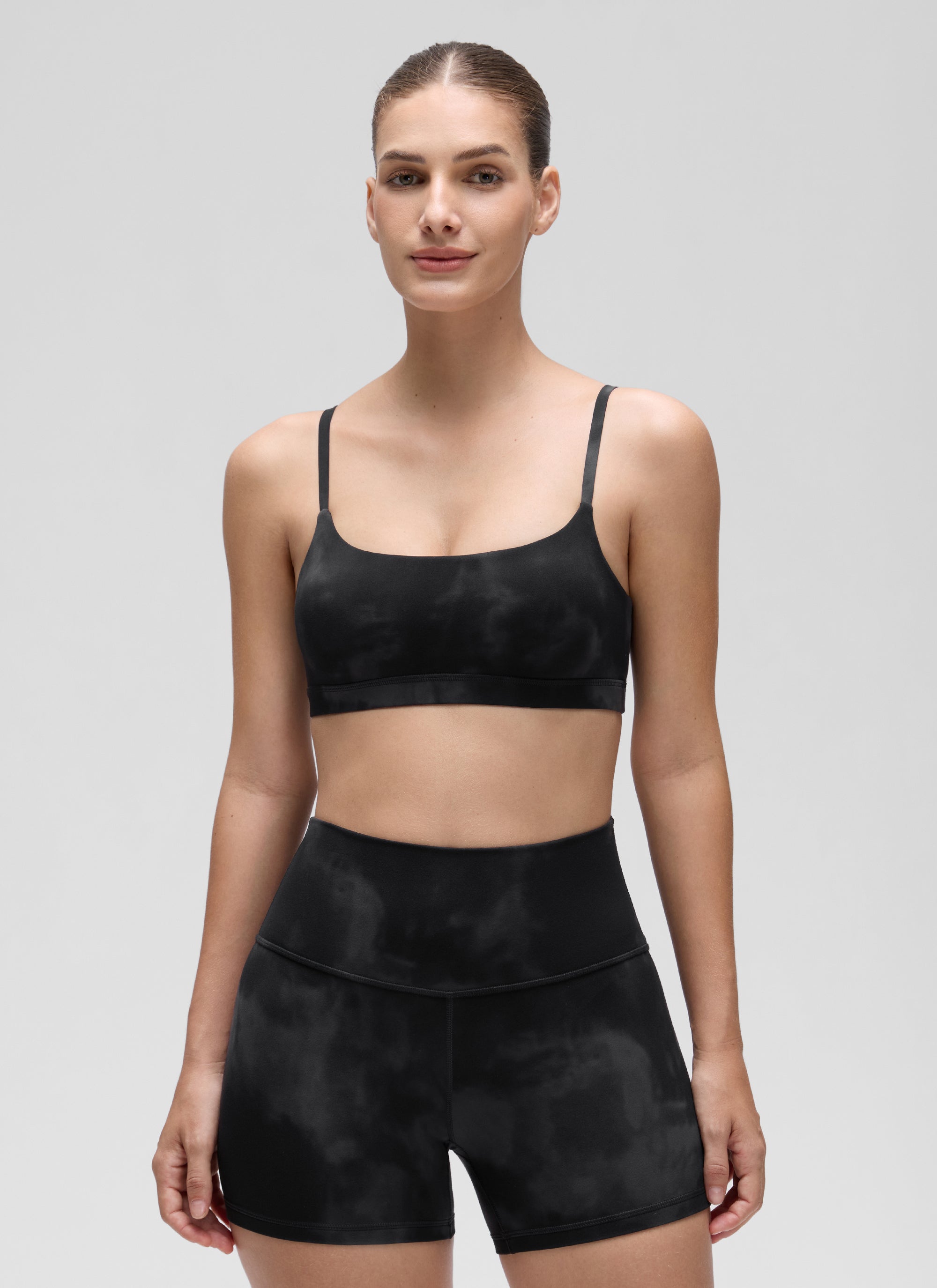 CRZ YOGA Bra Wanita dengan Tali Spaghetti yang Dapat Disesuaikan, Leher Bulat, dan Motif Tie-Dye Bunga-bunga Hitam ( Butterluxe )