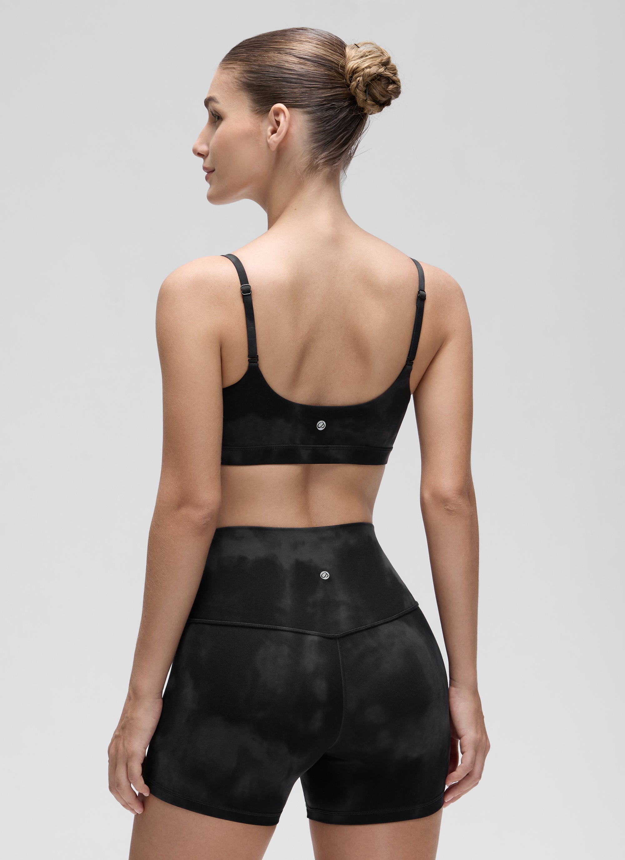 CRZ YOGA Bra Wanita dengan Tali Spaghetti yang Dapat Disesuaikan, Leher Bulat, dan Motif Tie-Dye Bunga-bunga Hitam ( Butterluxe )