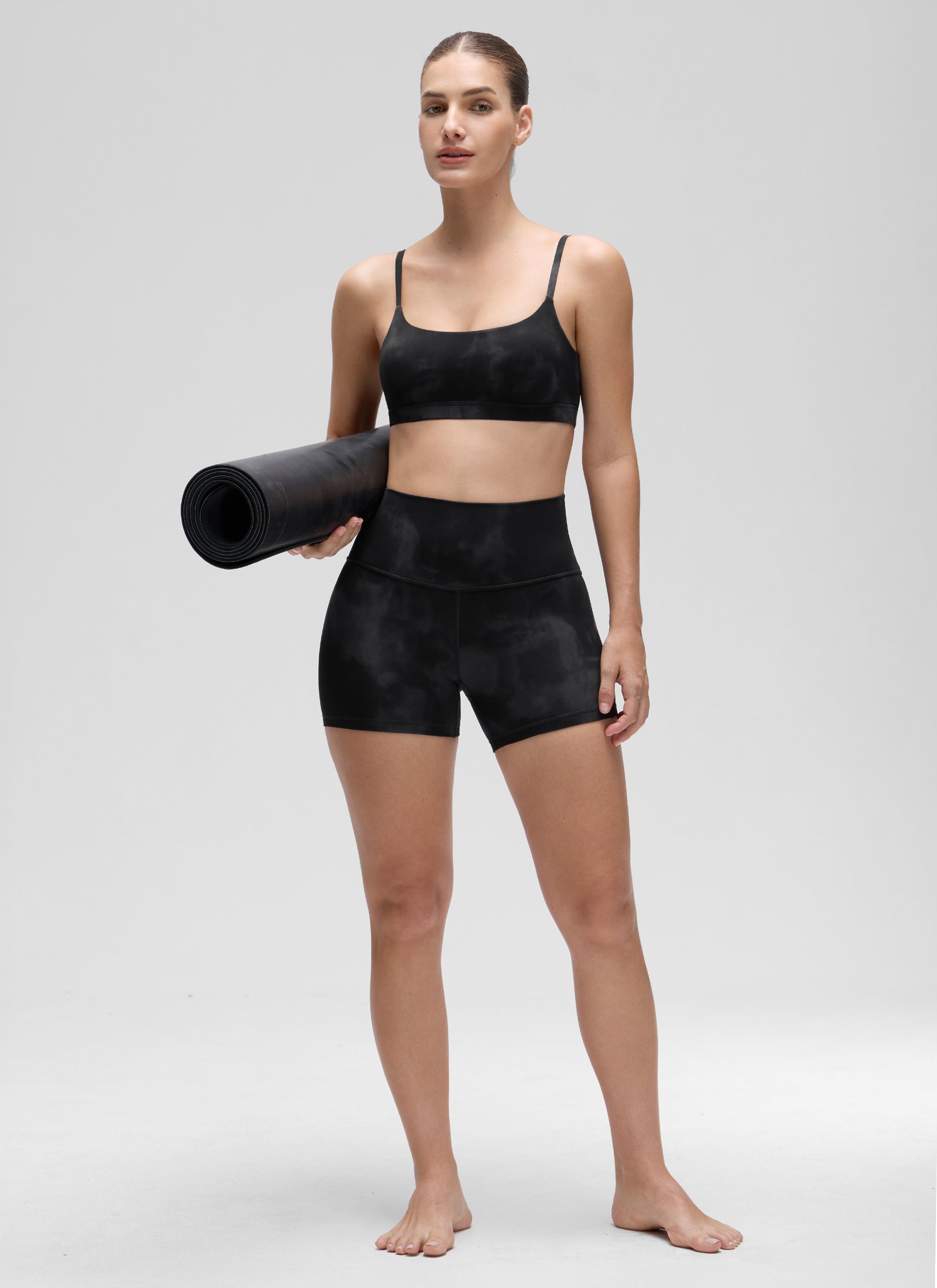 CRZ YOGA Bra Wanita dengan Tali Spaghetti yang Dapat Disesuaikan, Leher Bulat, dan Motif Tie-Dye Bunga-bunga Hitam ( Butterluxe )