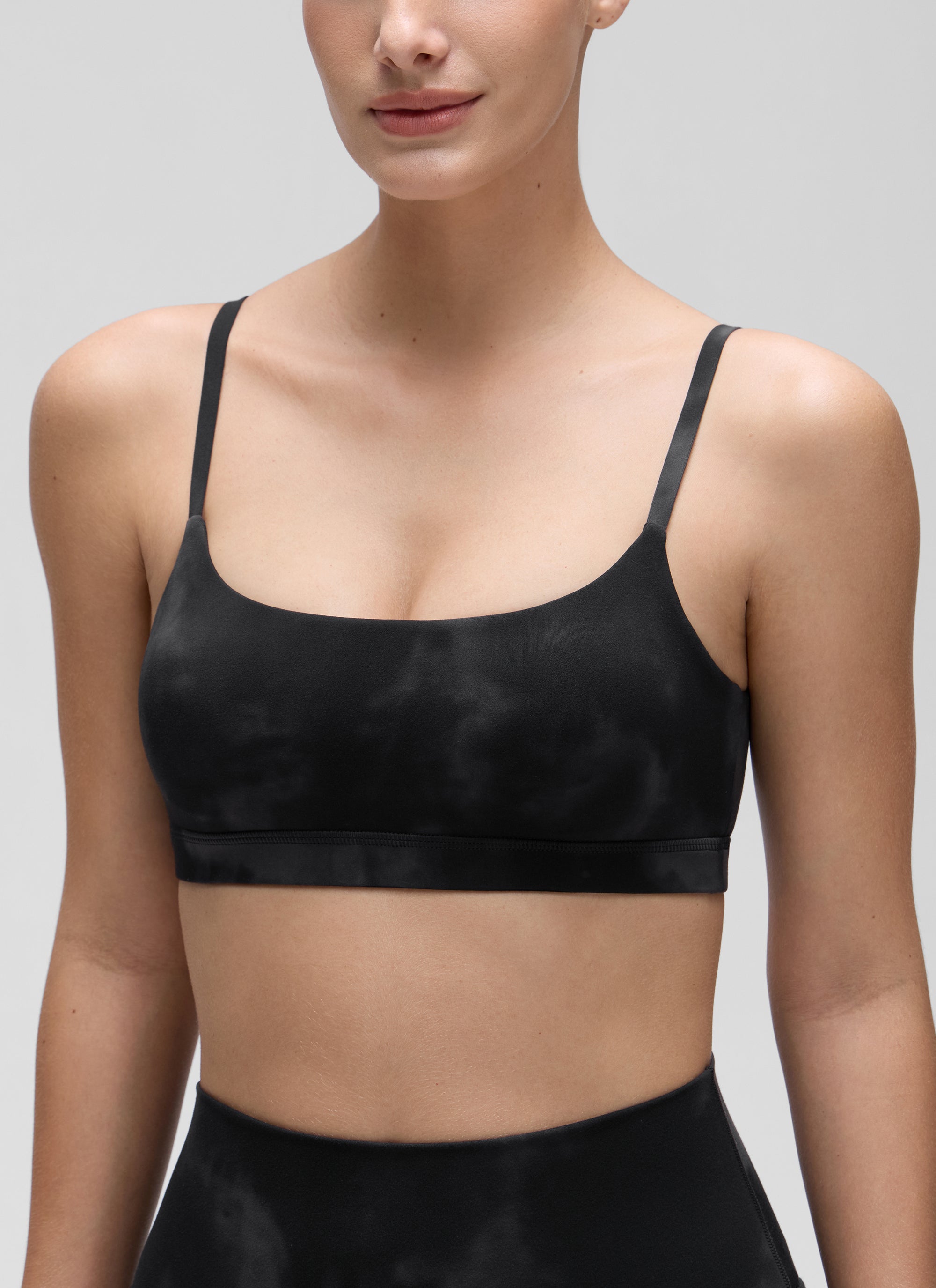 CRZ YOGA Bra Wanita dengan Tali Spaghetti yang Dapat Disesuaikan, Leher Bulat, dan Motif Tie-Dye Bunga-bunga Hitam ( Butterluxe )