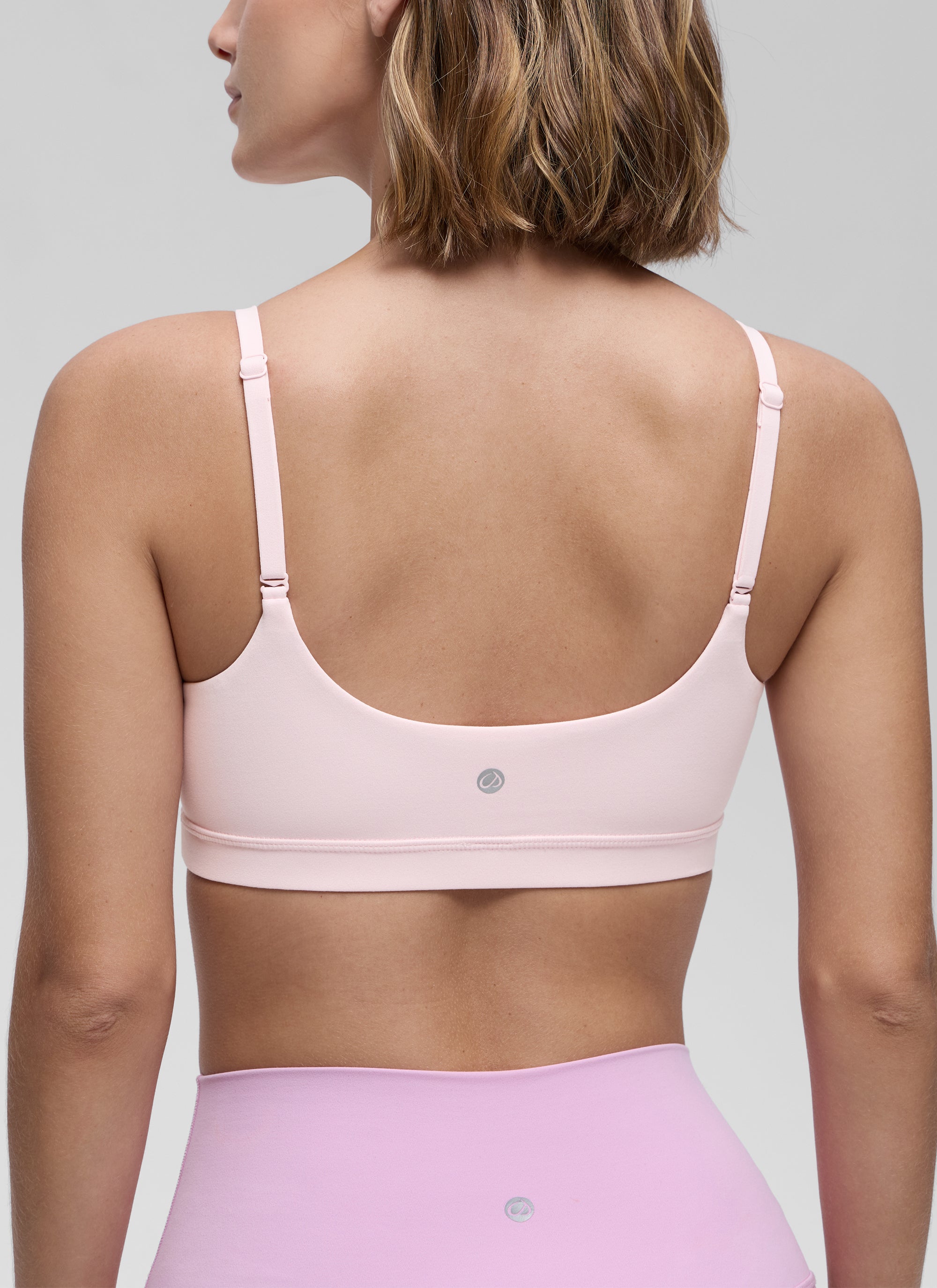CRZ YOGA Bra Wanita dengan Tali Spaghetti yang Dapat Disesuaikan dan Leher Bulat, Model " Butterluxe ", Warna Strawberry Pink