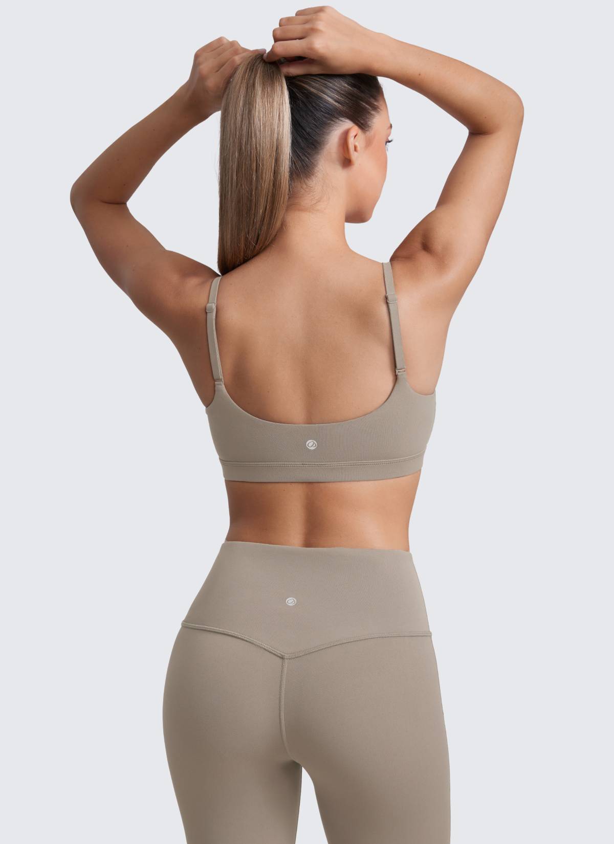 CRZ YOGA Bra Wanita dengan Tali Spaghetti yang Dapat Disesuaikan dan Leher Bulat, Model " Butterluxe ", Warna Abu-abu Hangat
