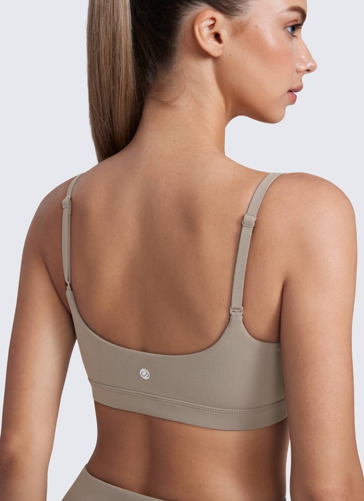 CRZ YOGA Bra Wanita dengan Tali Spaghetti yang Dapat Disesuaikan dan Leher Bulat, Model " Butterluxe ", Warna Abu-abu Hangat