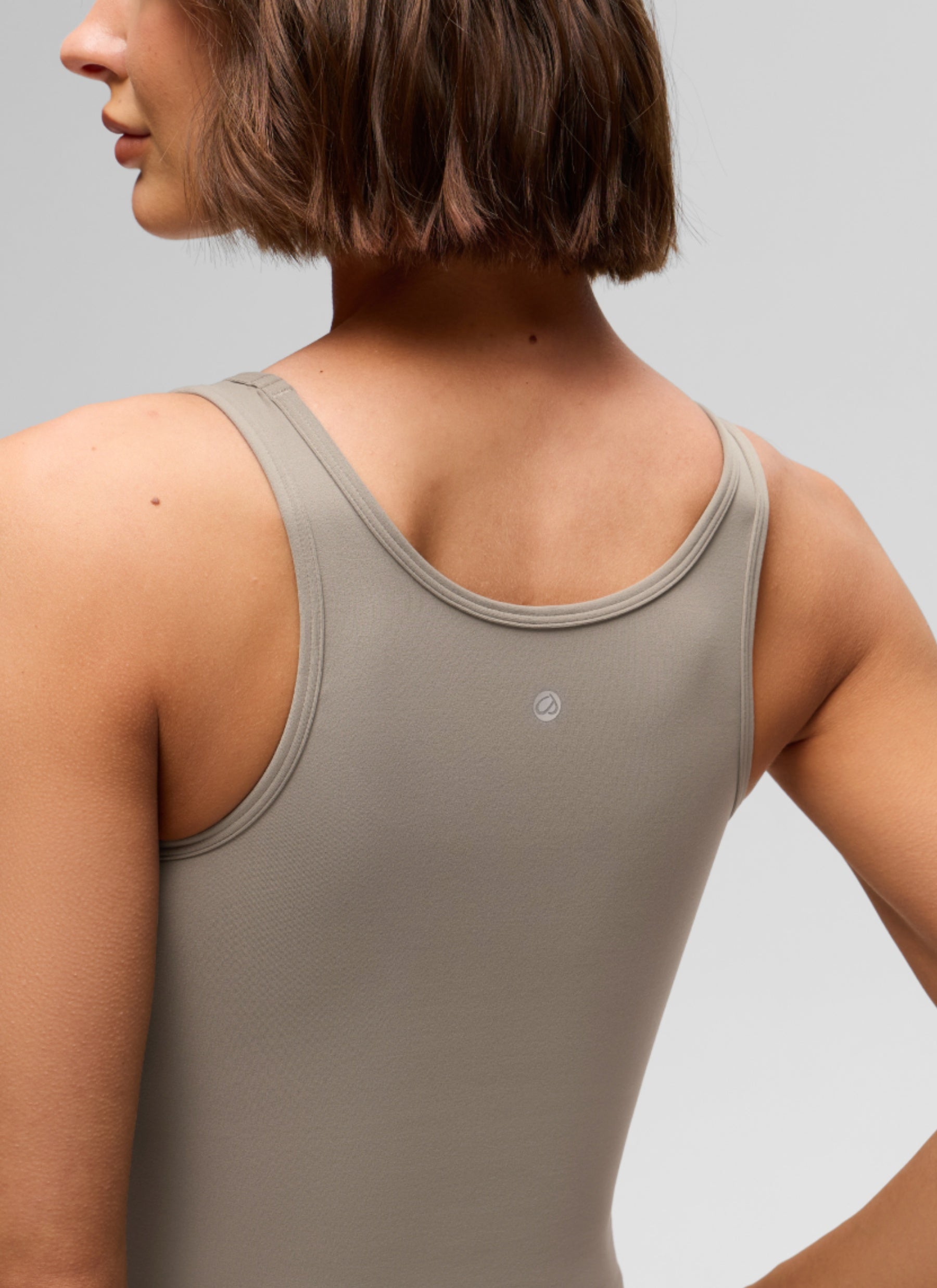 CRZ YOGA Atasan Tank Top Yoga Wanita dengan Potongan Ketat dan Desain Punggung Balap ( Butterluxe ), Warna Abu-abu Hangat
