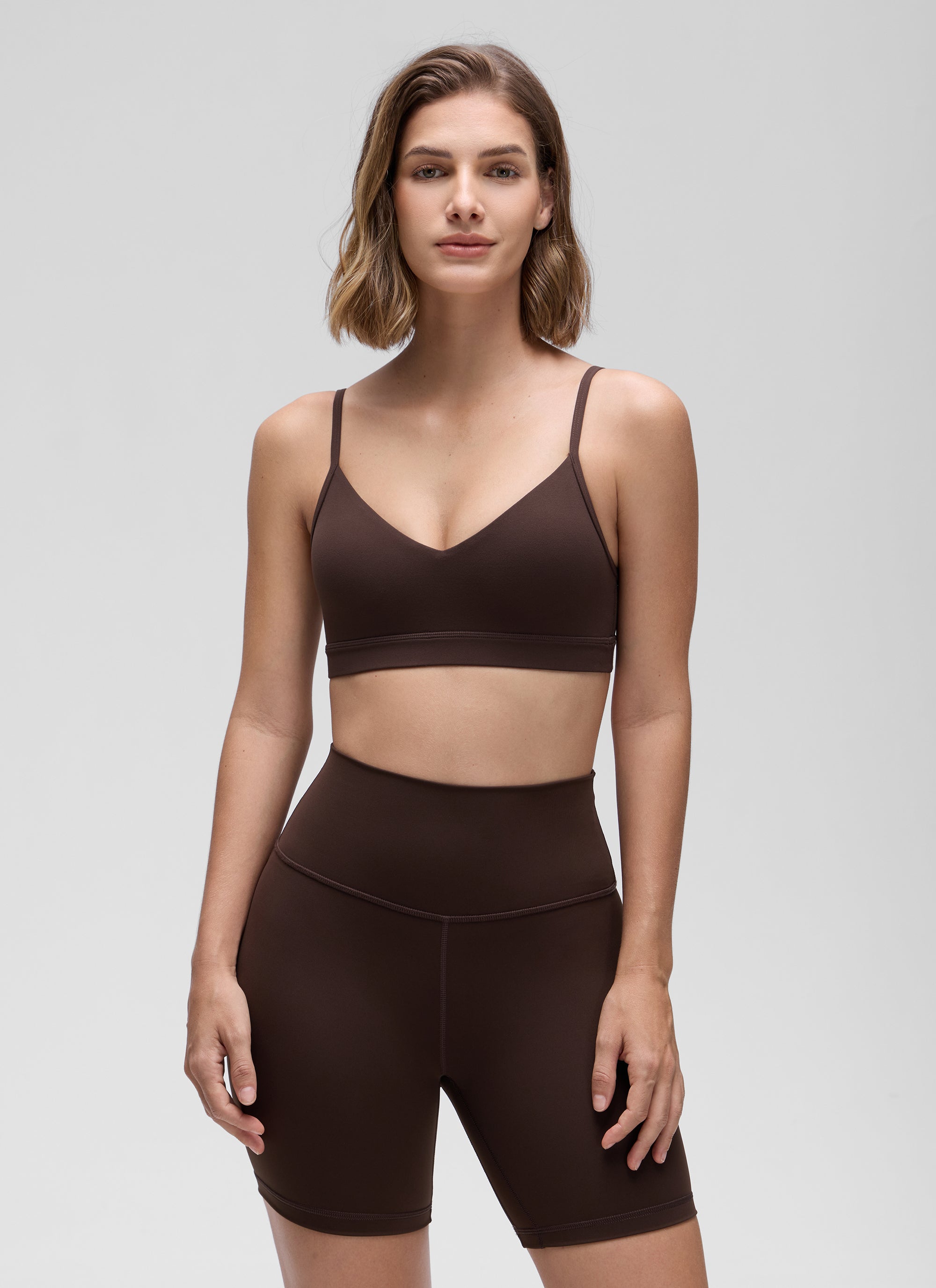 CRZ YOGA Butterluxe Bra Olahraga Yoga Berbusa untuk Wanita dengan Leher V, Warna Cokelat Hot Fudge
