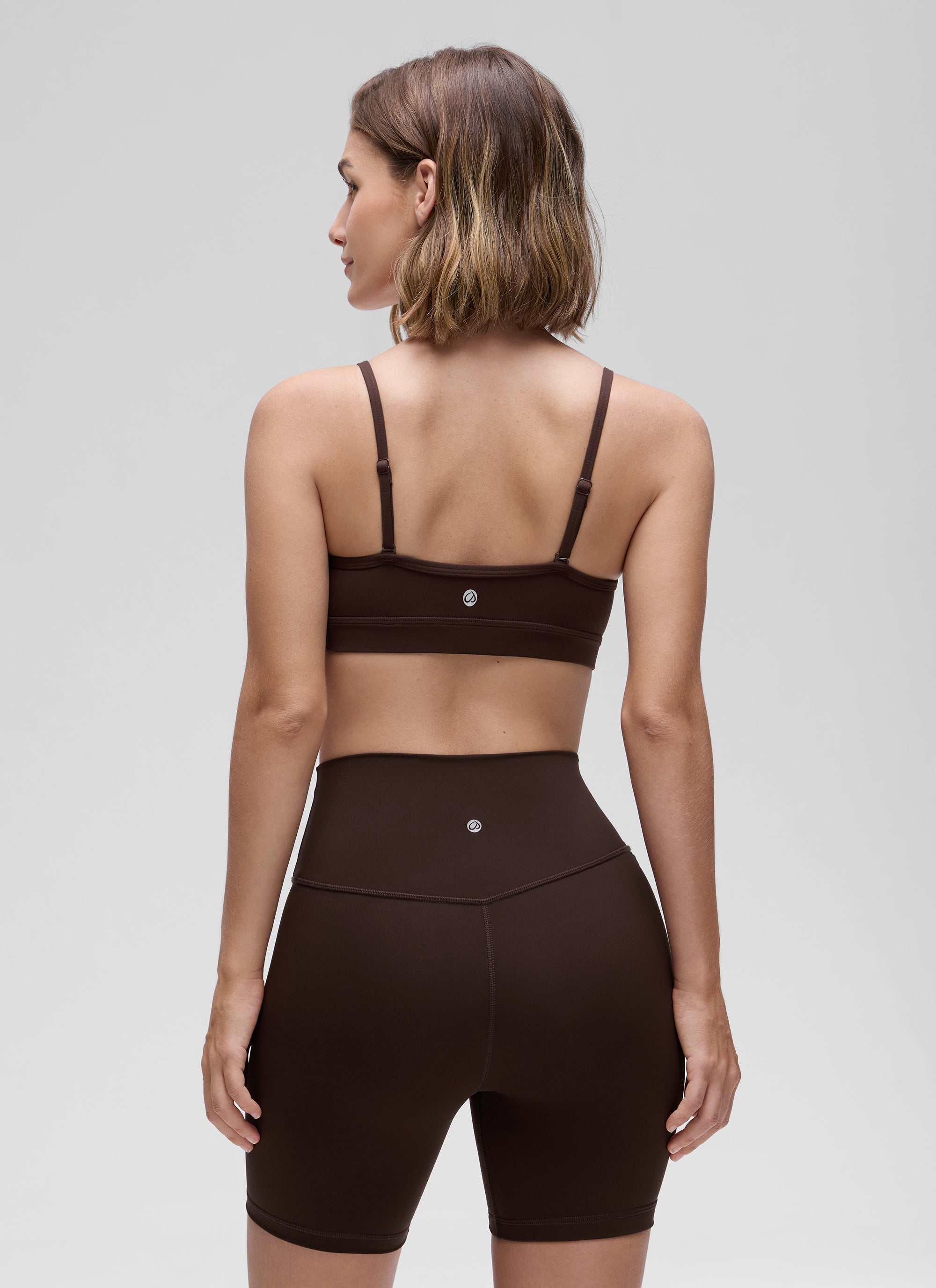 CRZ YOGA Butterluxe Bra Olahraga Yoga Berbusa untuk Wanita dengan Leher V, Warna Cokelat Hot Fudge