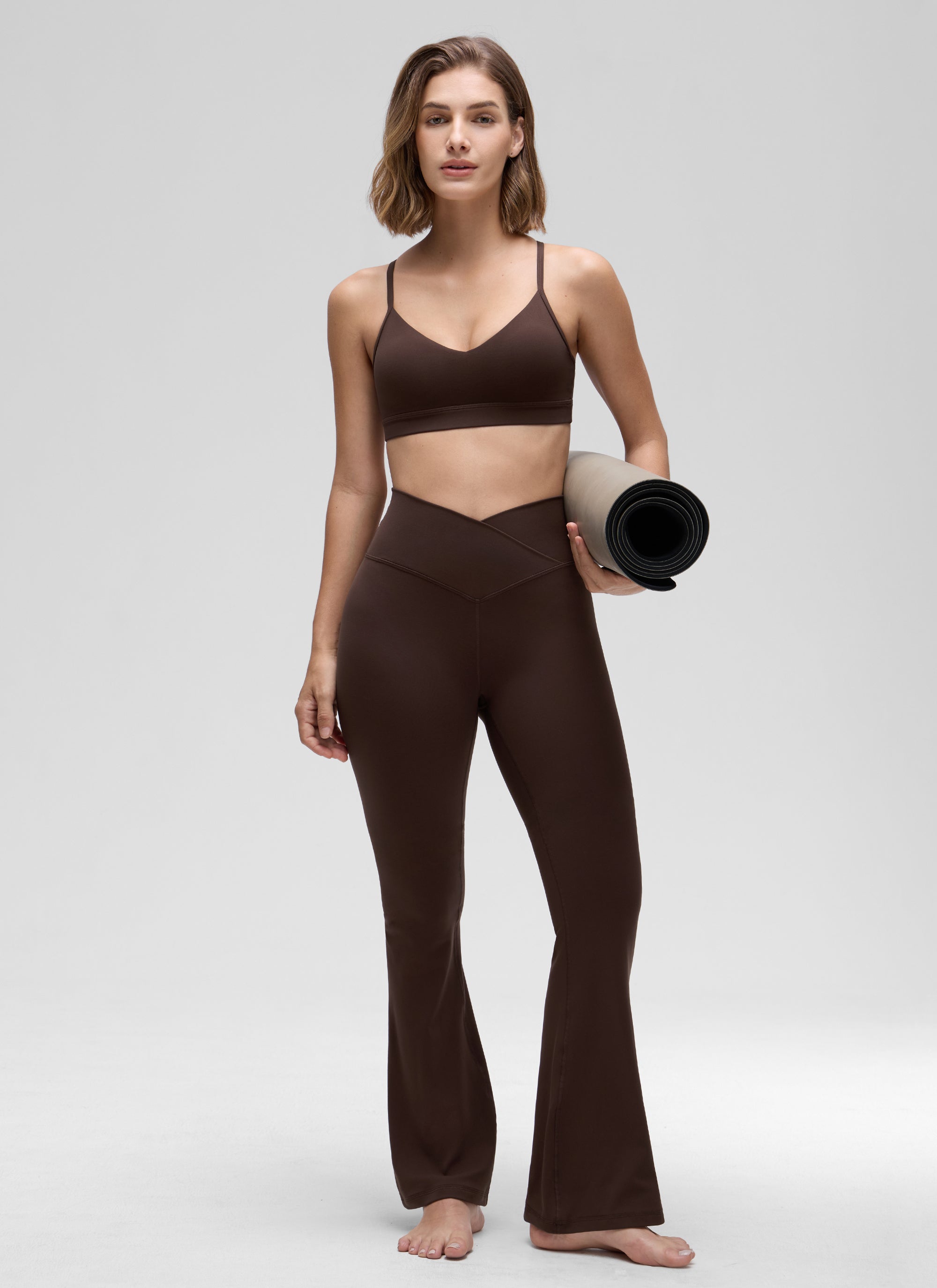 CRZ YOGA Butterluxe Bra Olahraga Yoga Berbusa untuk Wanita dengan Leher V, Warna Cokelat Hot Fudge