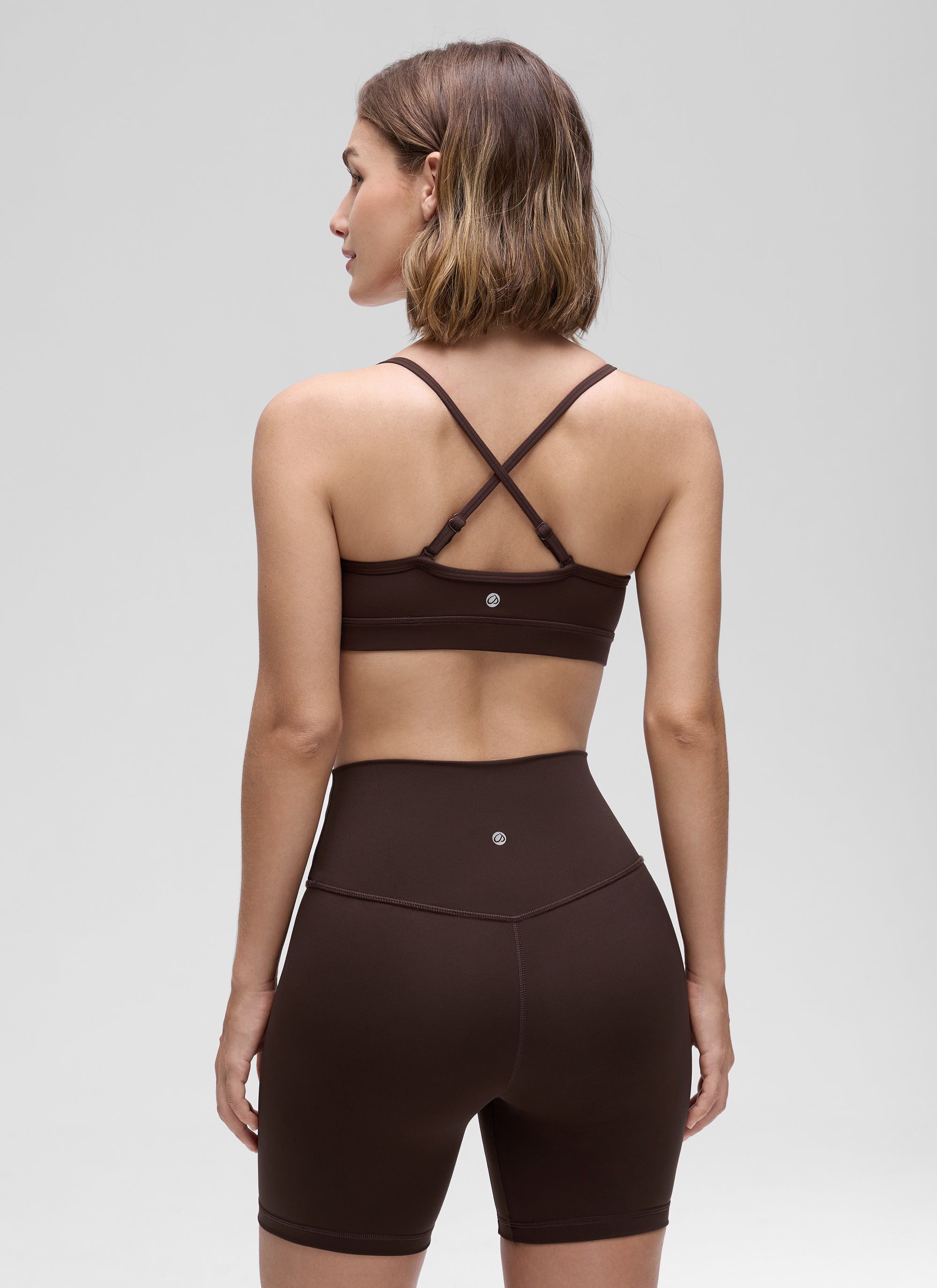 CRZ YOGA Butterluxe Bra Olahraga Yoga Berbusa untuk Wanita dengan Leher V, Warna Cokelat Hot Fudge