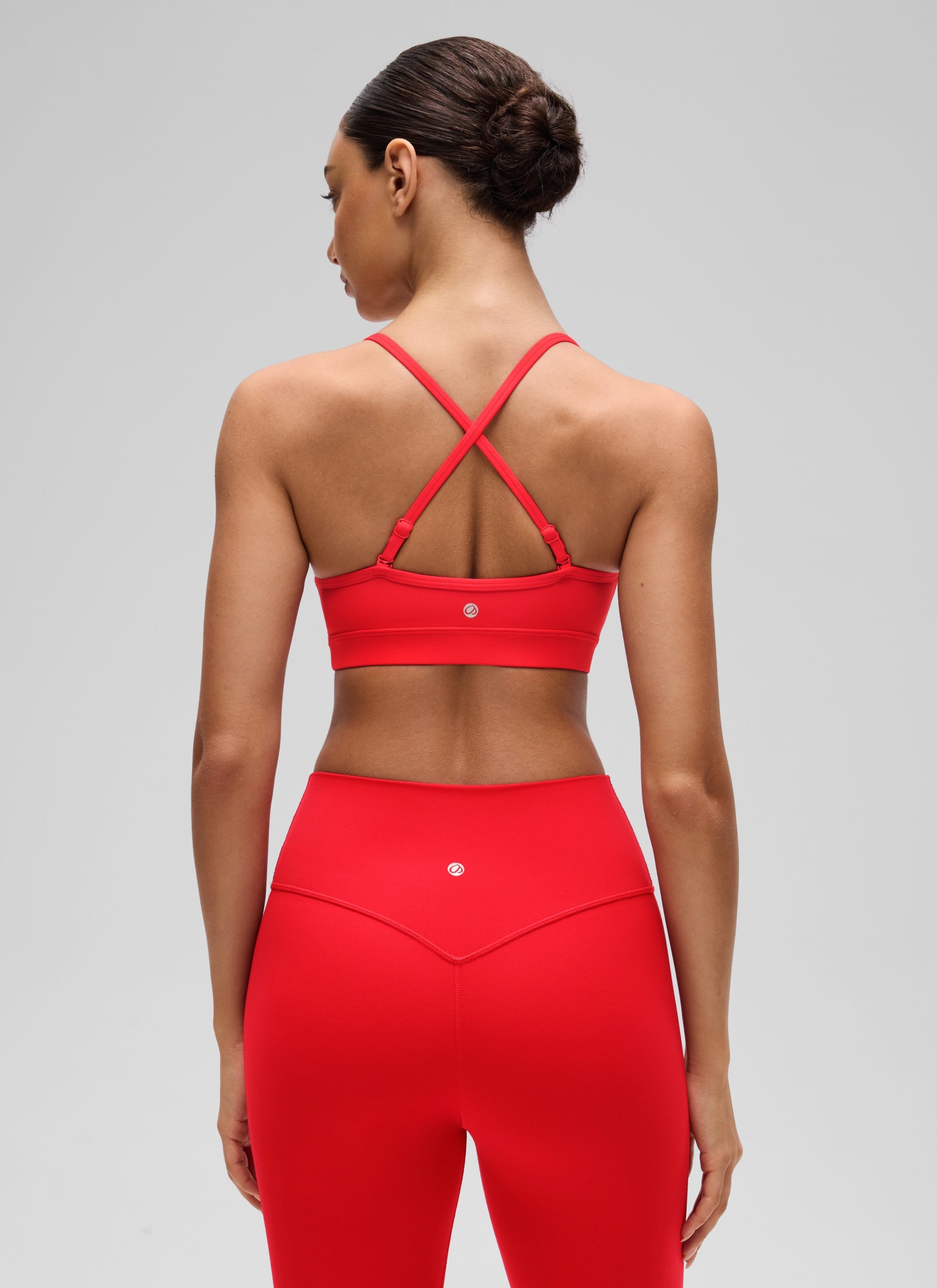 CRZ YOGA Butterluxe Bra Olahraga Yoga Berbusa untuk Wanita dengan Leher V, Warna Merah Tua