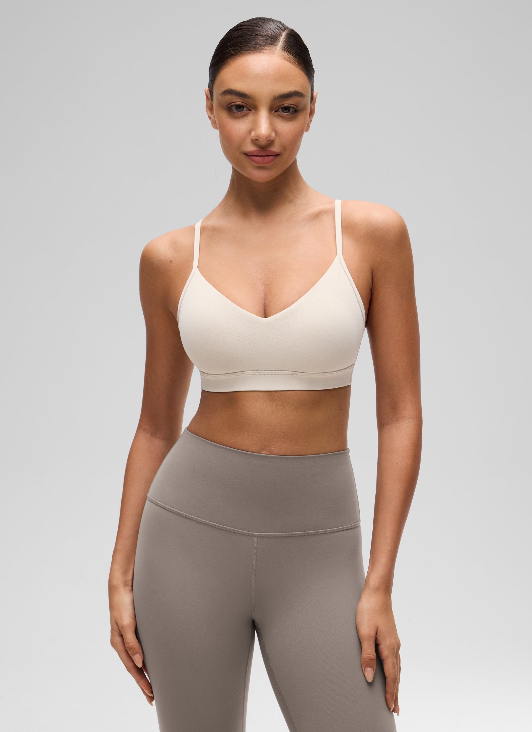 CRZ YOGA Butterluxe Bra Olahraga Yoga Berbusa dengan Leher V untuk Wanita, Model Camisole, Warna Mojave Tan