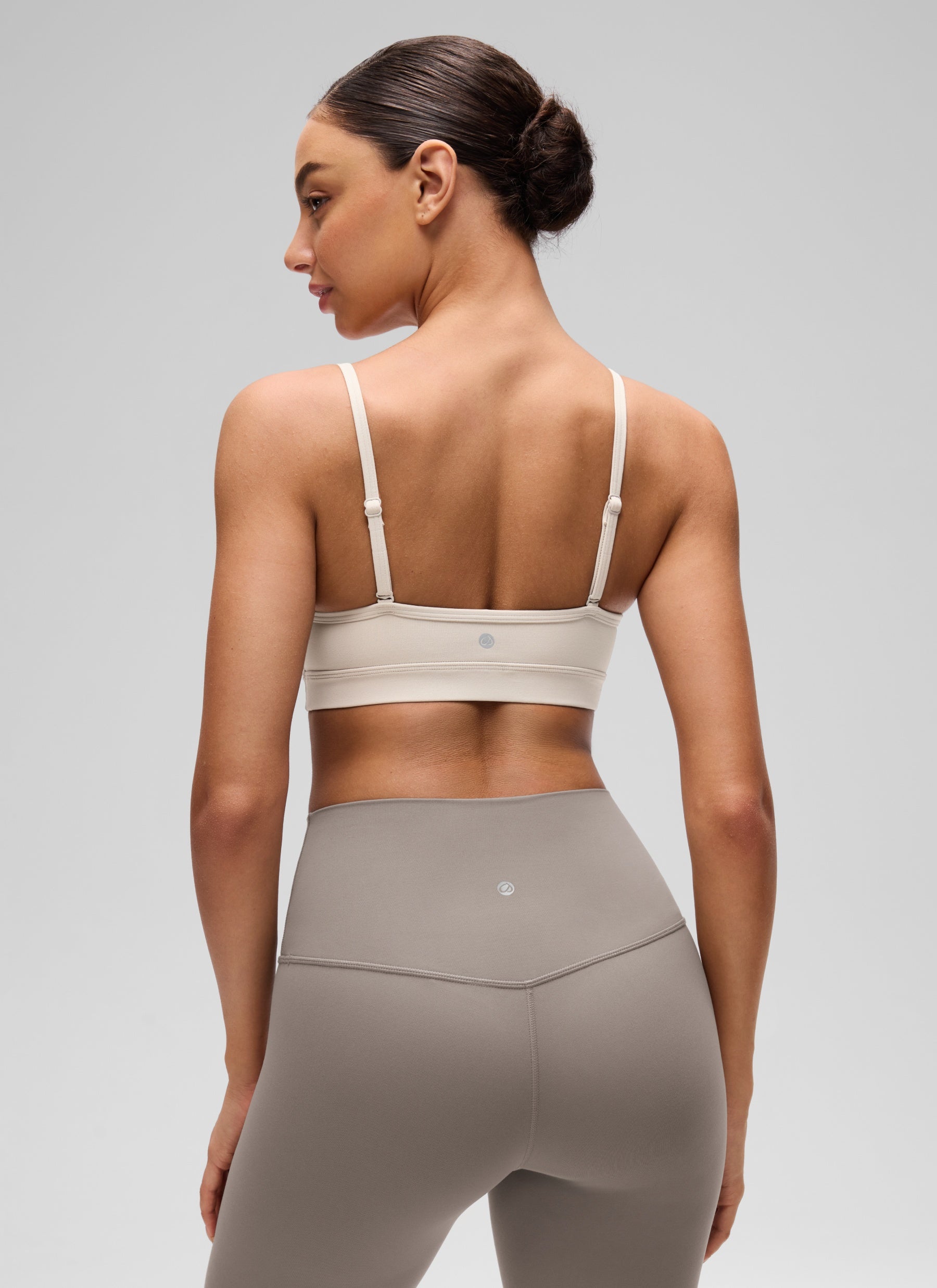 CRZ YOGA Butterluxe Bra Olahraga Yoga Berbusa dengan Leher V untuk Wanita, Model Camisole, Warna Mojave Tan