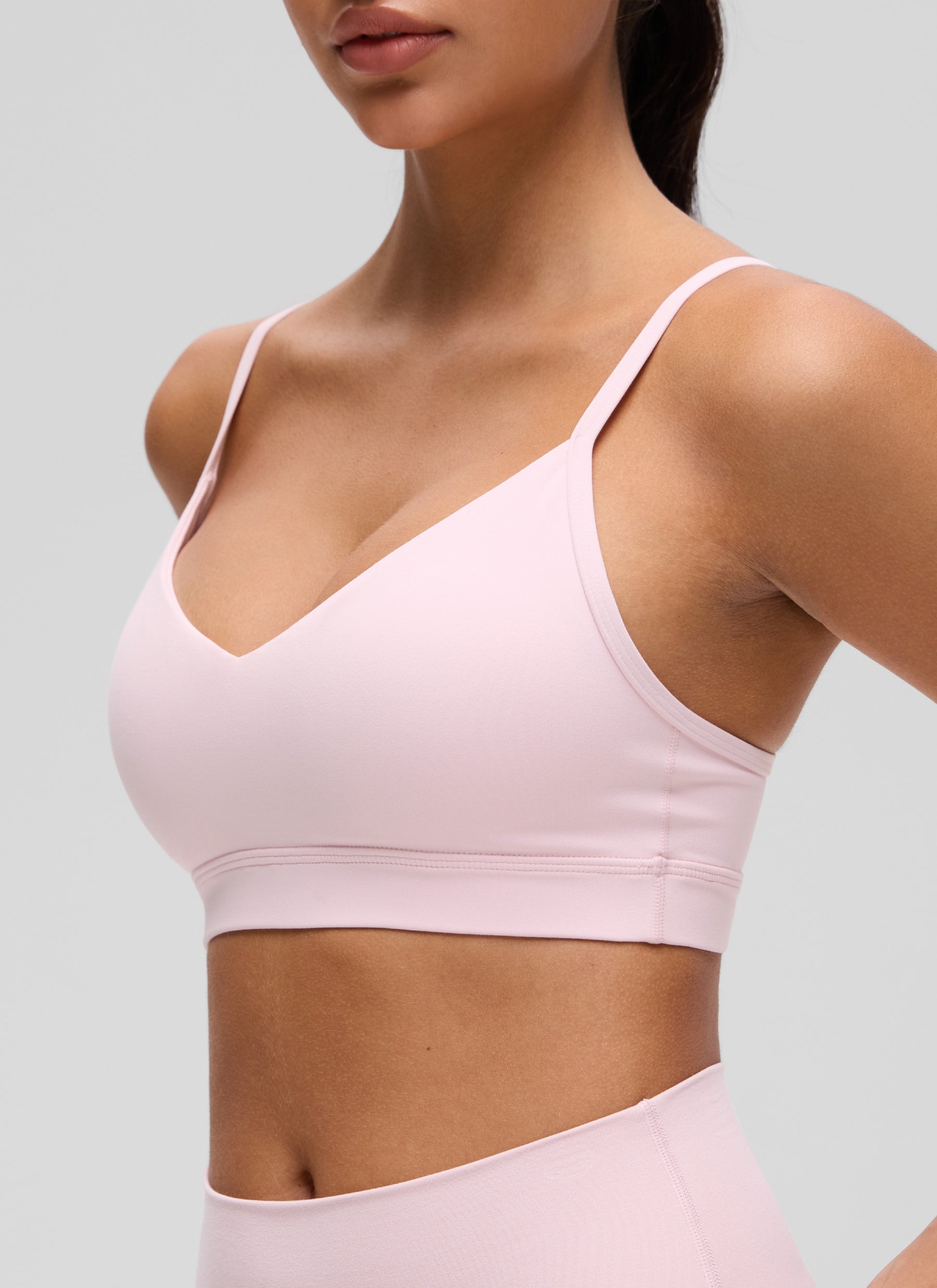 CRZ YOGA Butterluxe Bra Olahraga Yoga Berbusa dengan Leher V untuk Wanita, Warna Merah Muda Stroberi