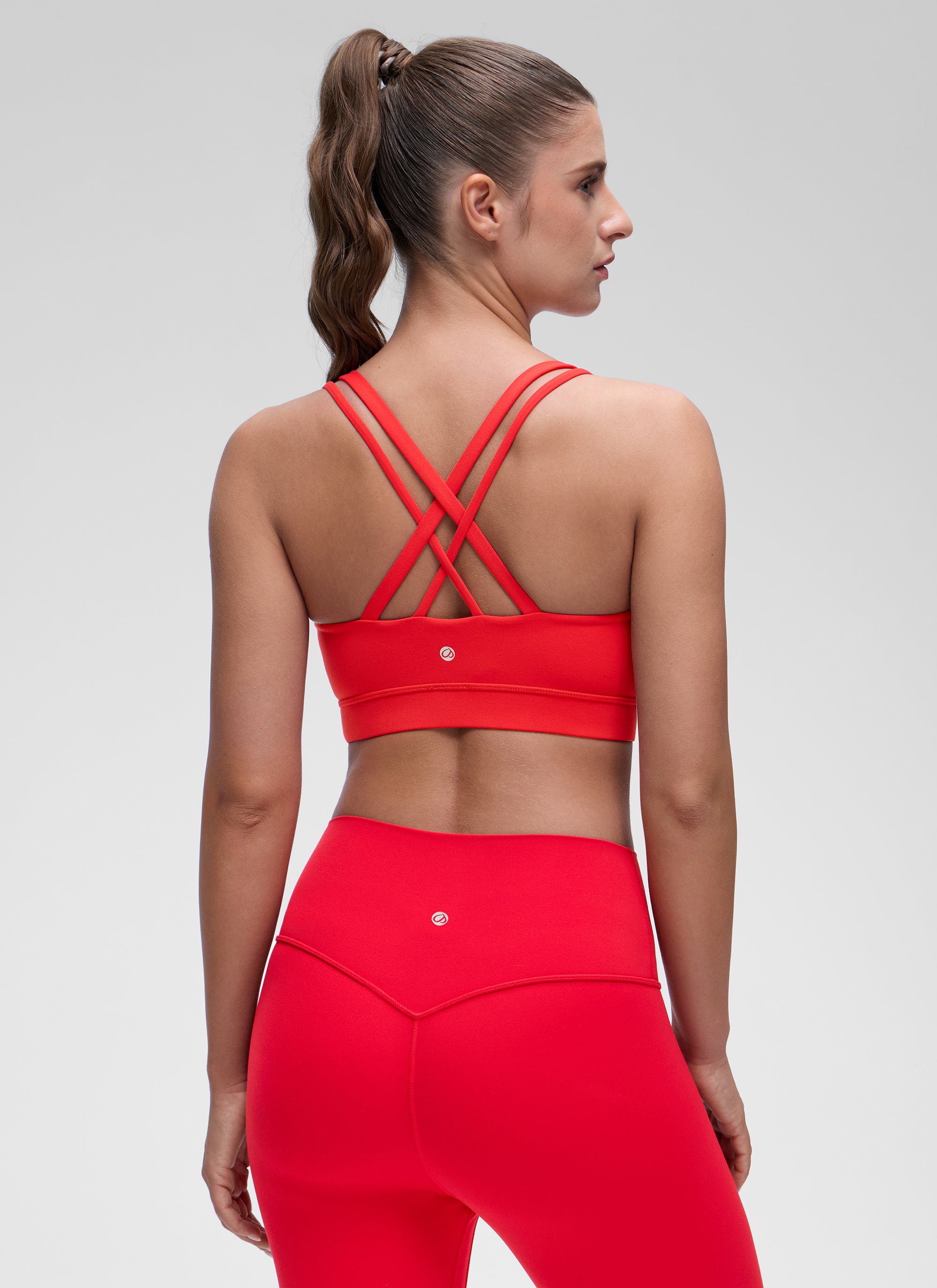 CRZ YOGA Bra Olahraga Wanita dengan Dukungan Ringan, Tali Ganda, dan Bentuk yang Sesuai, Warna Merah Tua