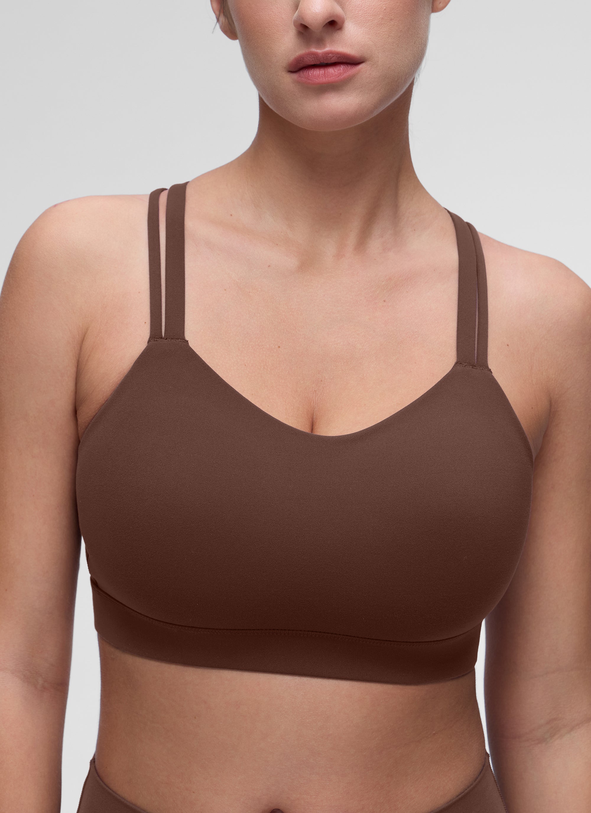CRZ YOGA Bra Olahraga Wanita dengan Dukungan Ringan, Tali Ganda, dan Desain Berbentuk, Warna Cokelat Kopi