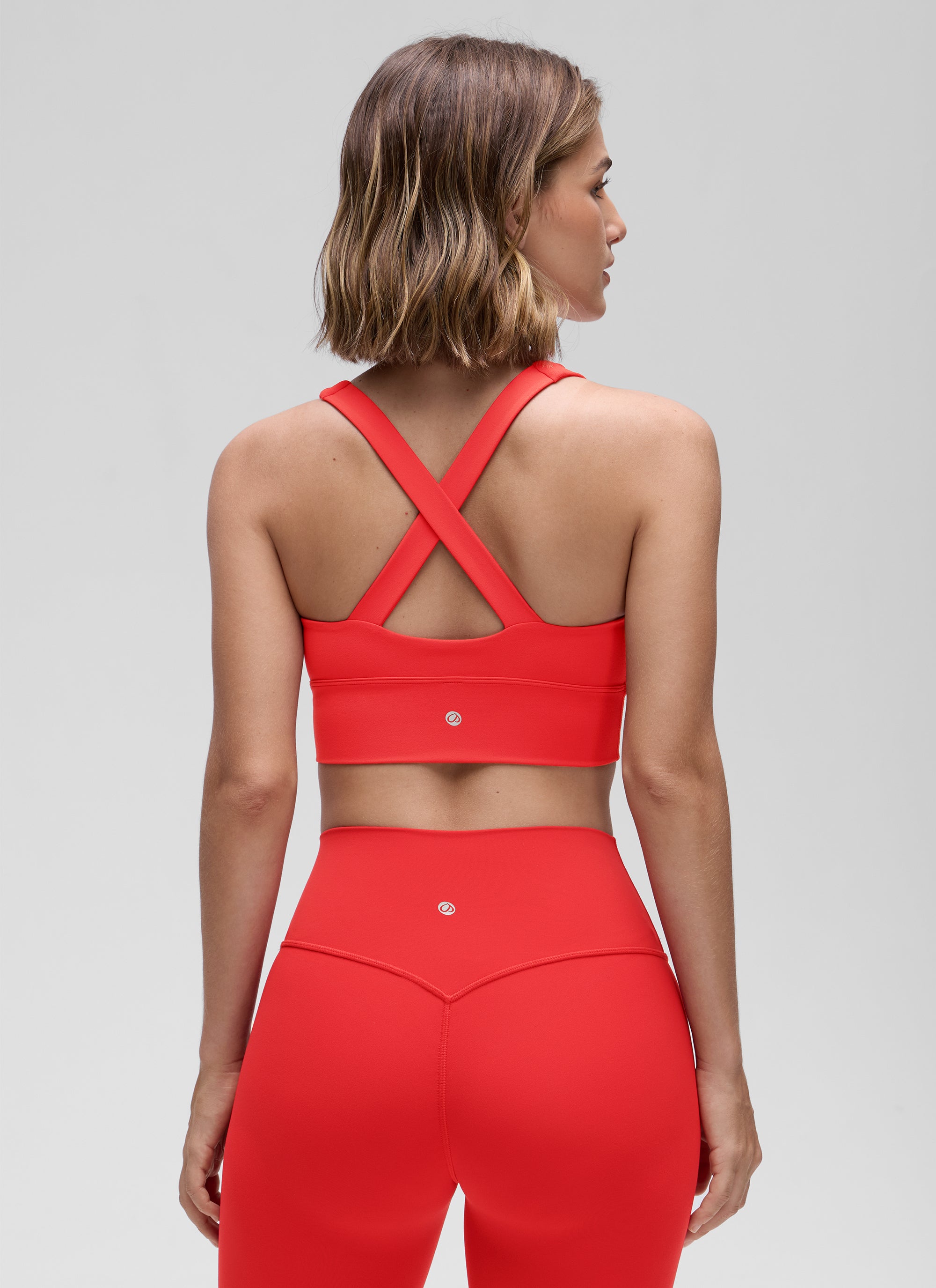 CRZ YOGA Bra Yoga Wanita dengan Dukungan Ringan, Model " Butterluxe ", Leher V Berkerut, Warna Merah Tua