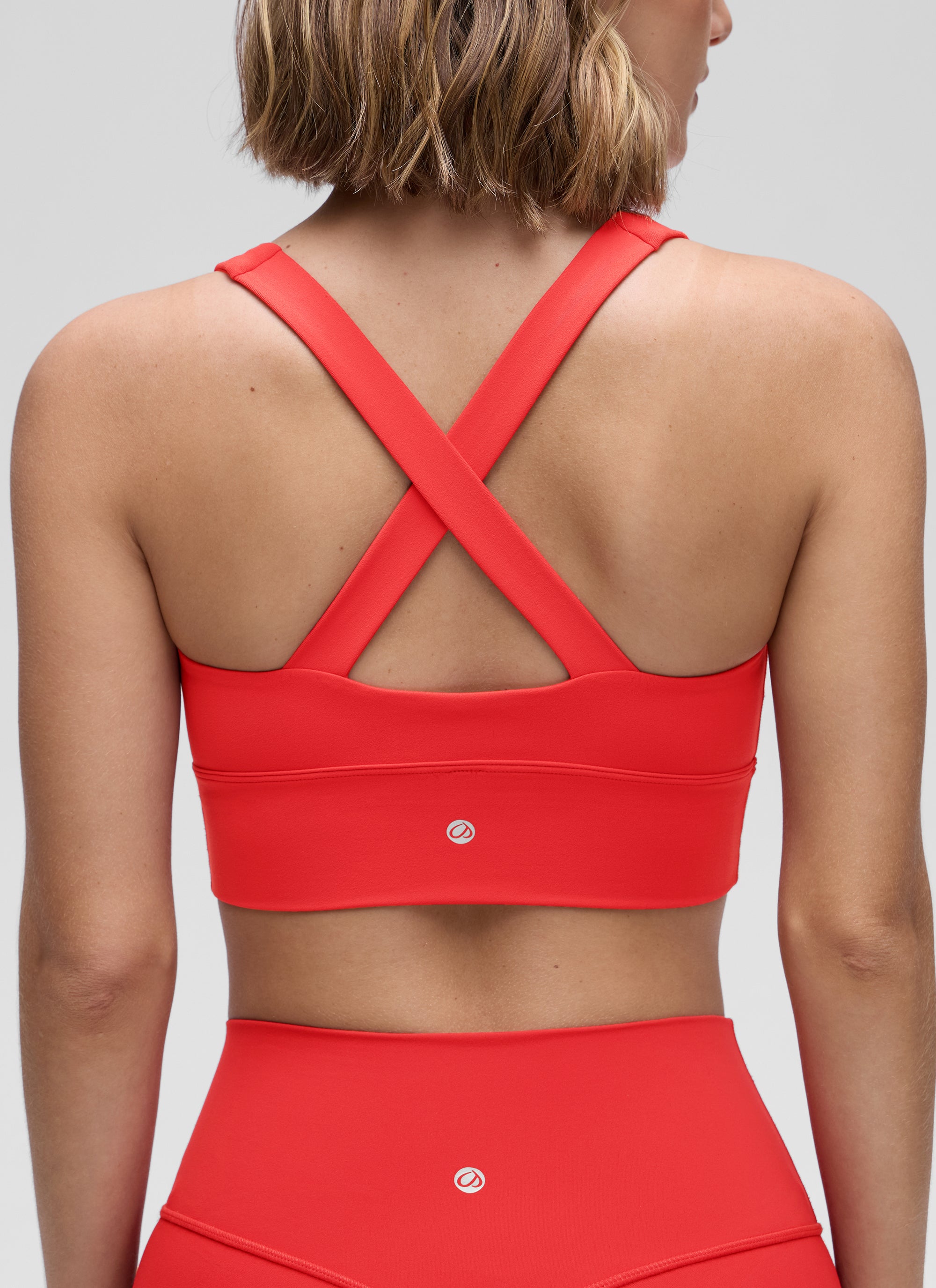 CRZ YOGA Bra Yoga Wanita dengan Dukungan Ringan, Model " Butterluxe ", Leher V Berkerut, Warna Merah Tua