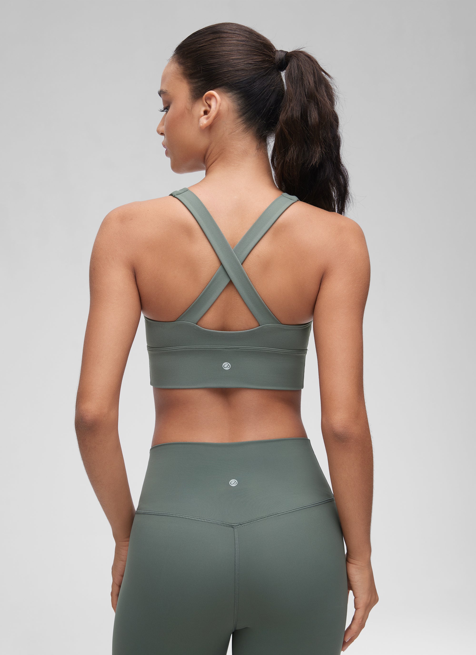 CRZ YOGA Bra Yoga Wanita dengan Dukungan Ringan, Model " Butterluxe ", Leher V Berkerut, Warna Abu-abu Sage