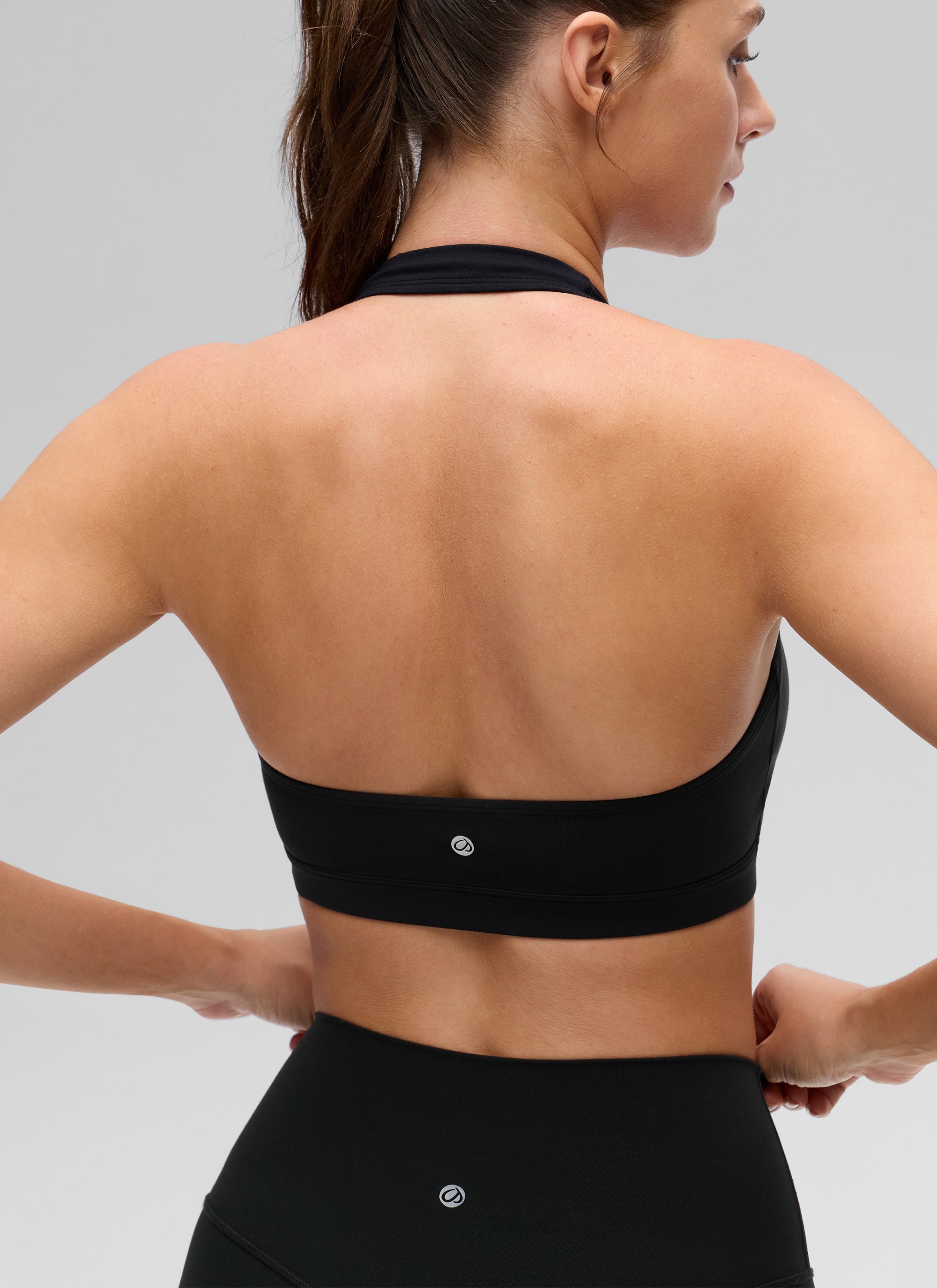 CRZ YOGA Bra Olahraga Yoga Wanita dengan Leher Bulat, Bantalan, dan Punggung Terbuka, Warna Hitam