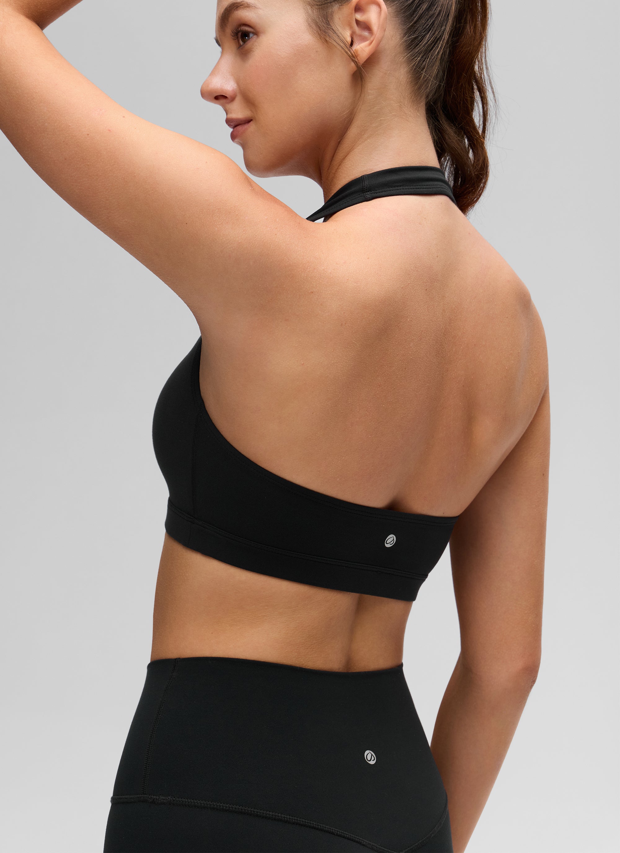 CRZ YOGA Bra Olahraga Yoga Wanita dengan Leher Bulat, Bantalan, dan Punggung Terbuka, Warna Hitam