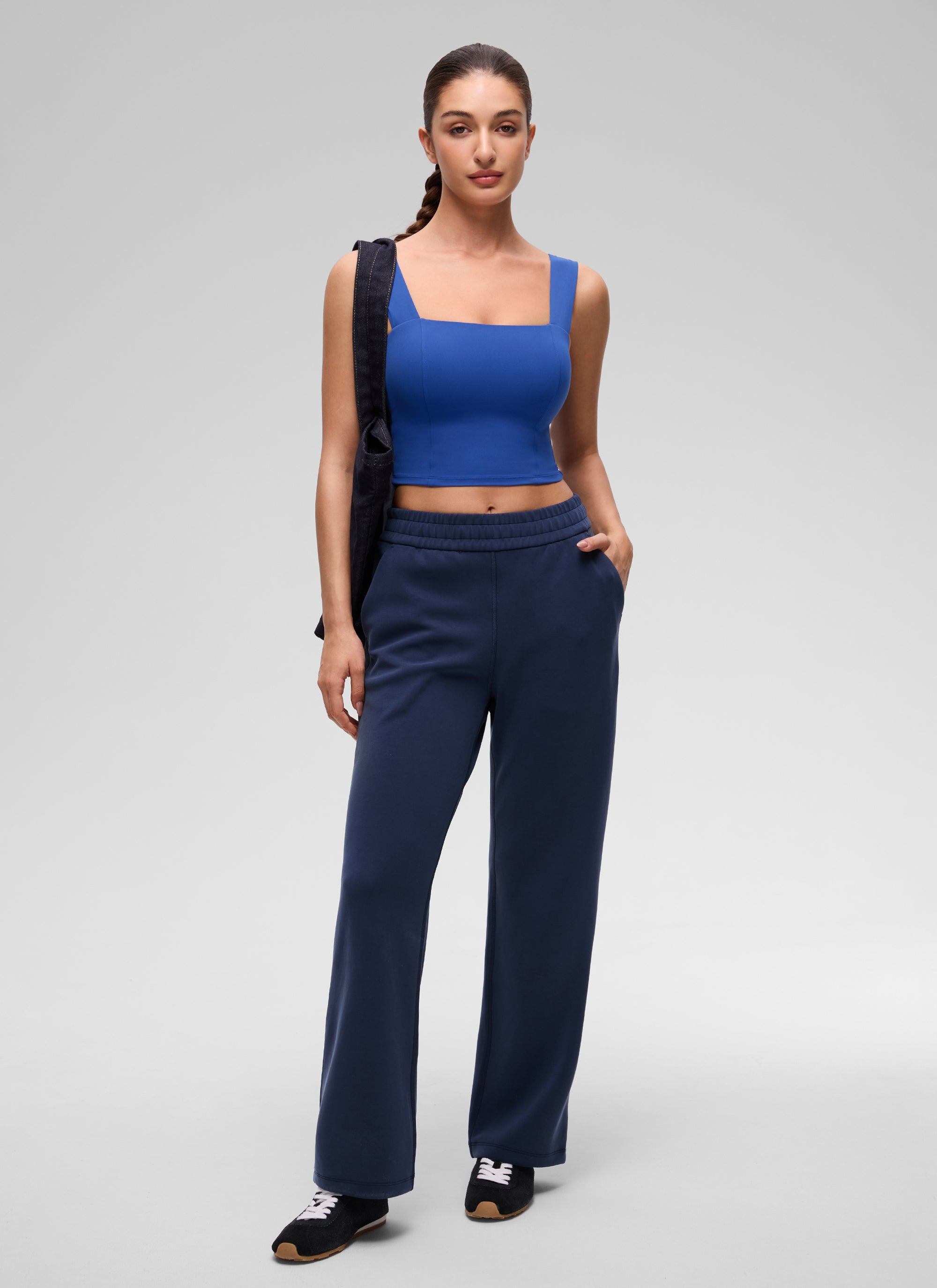 Butterluxe CRZ YOGA Kaos Tank Top Wanita dengan Leher Persegi, Potongan Pendek, dan Bra Terintegrasi, Motif Gelombang, Warna Biru