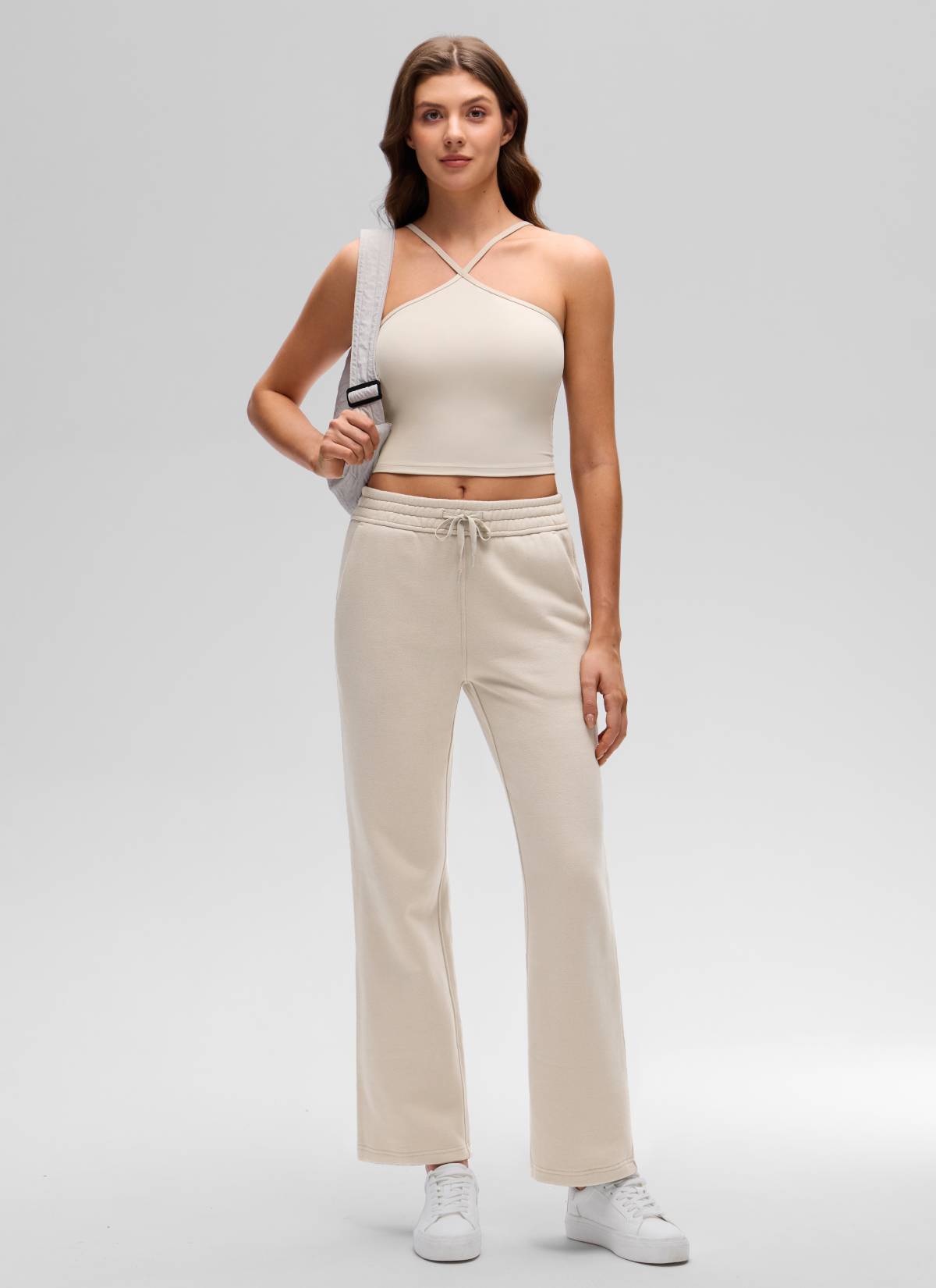 CRZ YOGA Pakaian Yoga Wanita Model " Butterluxe " dengan Leher Halter, Potongan Pendek, dan Bra Terintegrasi, Warna Mojave Tan