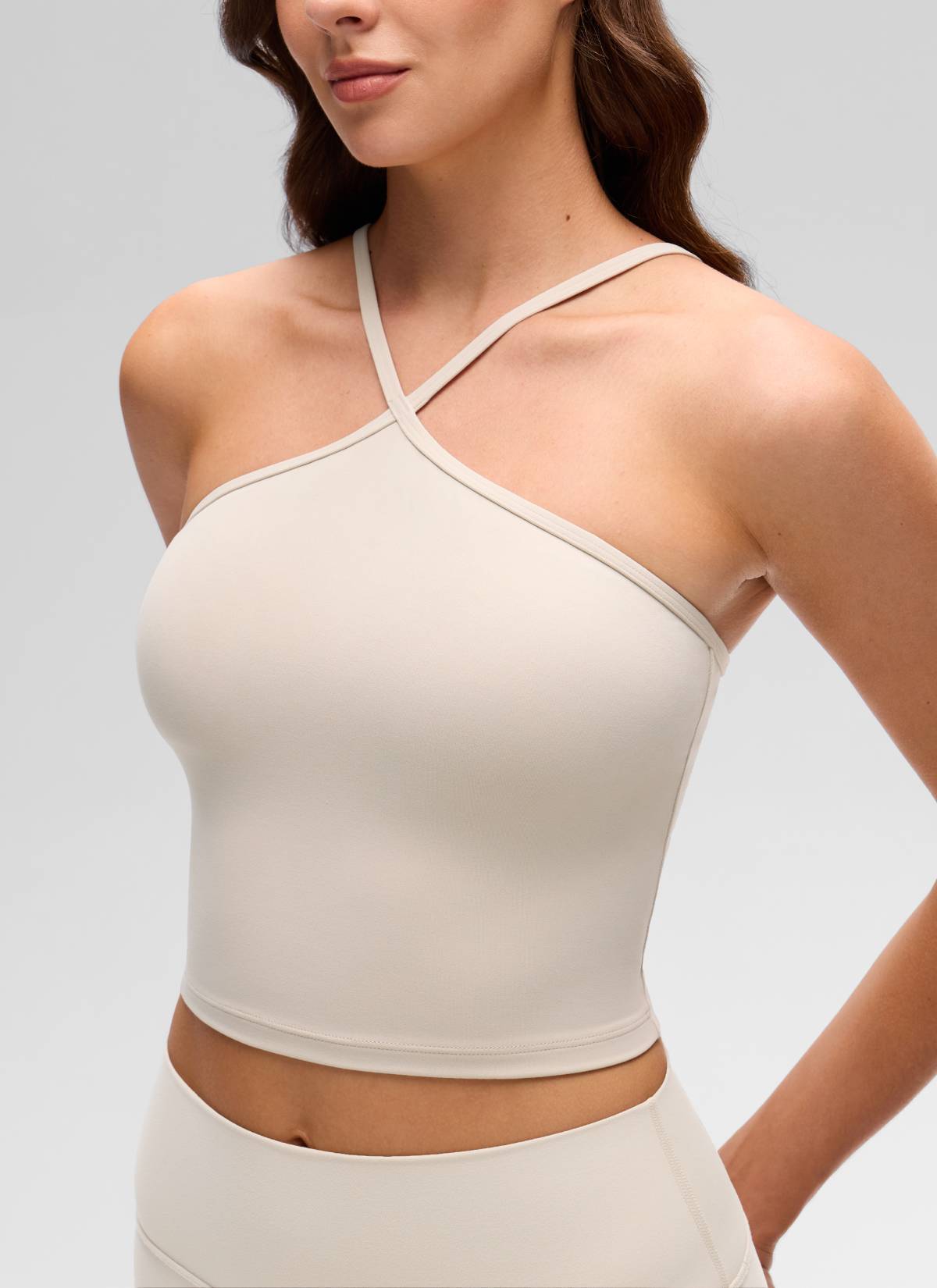 CRZ YOGA Pakaian Yoga Wanita Model " Butterluxe " dengan Leher Halter, Potongan Pendek, dan Bra Terintegrasi, Warna Mojave Tan
