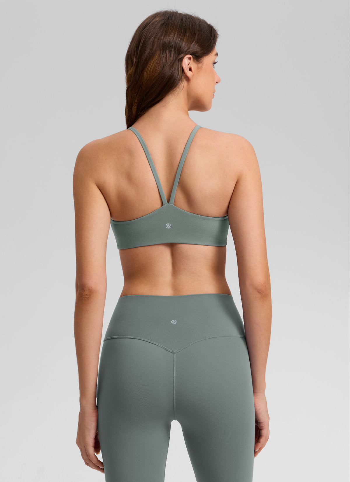 CRZ YOGA Bra Olahraga Wanita Butterlift® dengan Potongan Punggung V dan Lapisan Ganda, Warna Abu-abu Sage