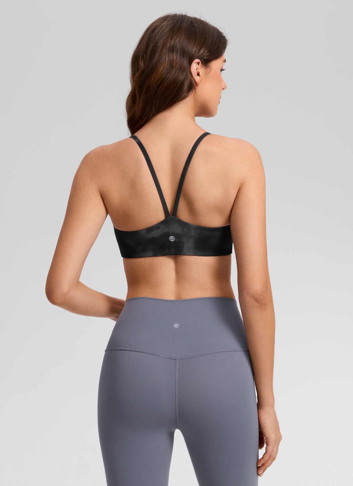 CRZ YOGA Bra Olahraga Wanita Butterlift® dengan Potongan Punggung V dan Lapisan Ganda, Warna Abu-abu dengan Motif Tie-Dye Bunga